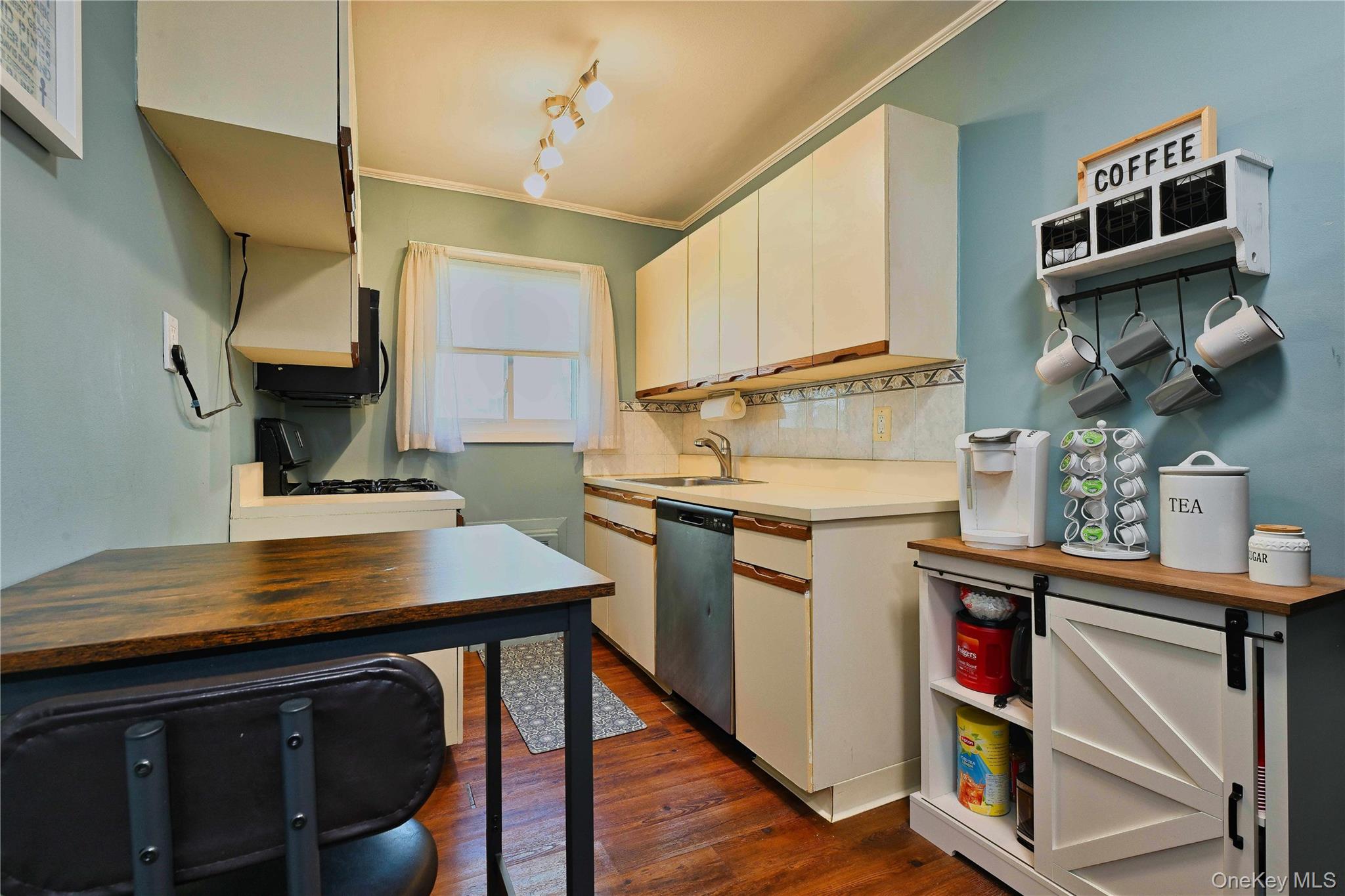 192 Edmunton Dr # D1, North Babylon, NY 11703