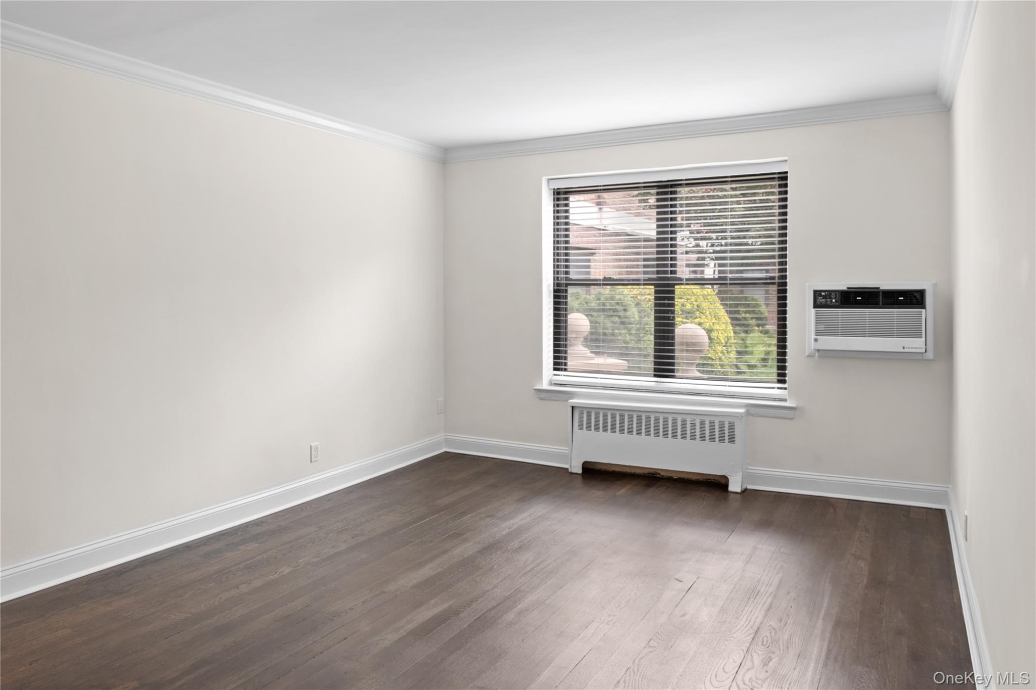 6 West Mill Drive # 1A, Great Neck, NY 11021