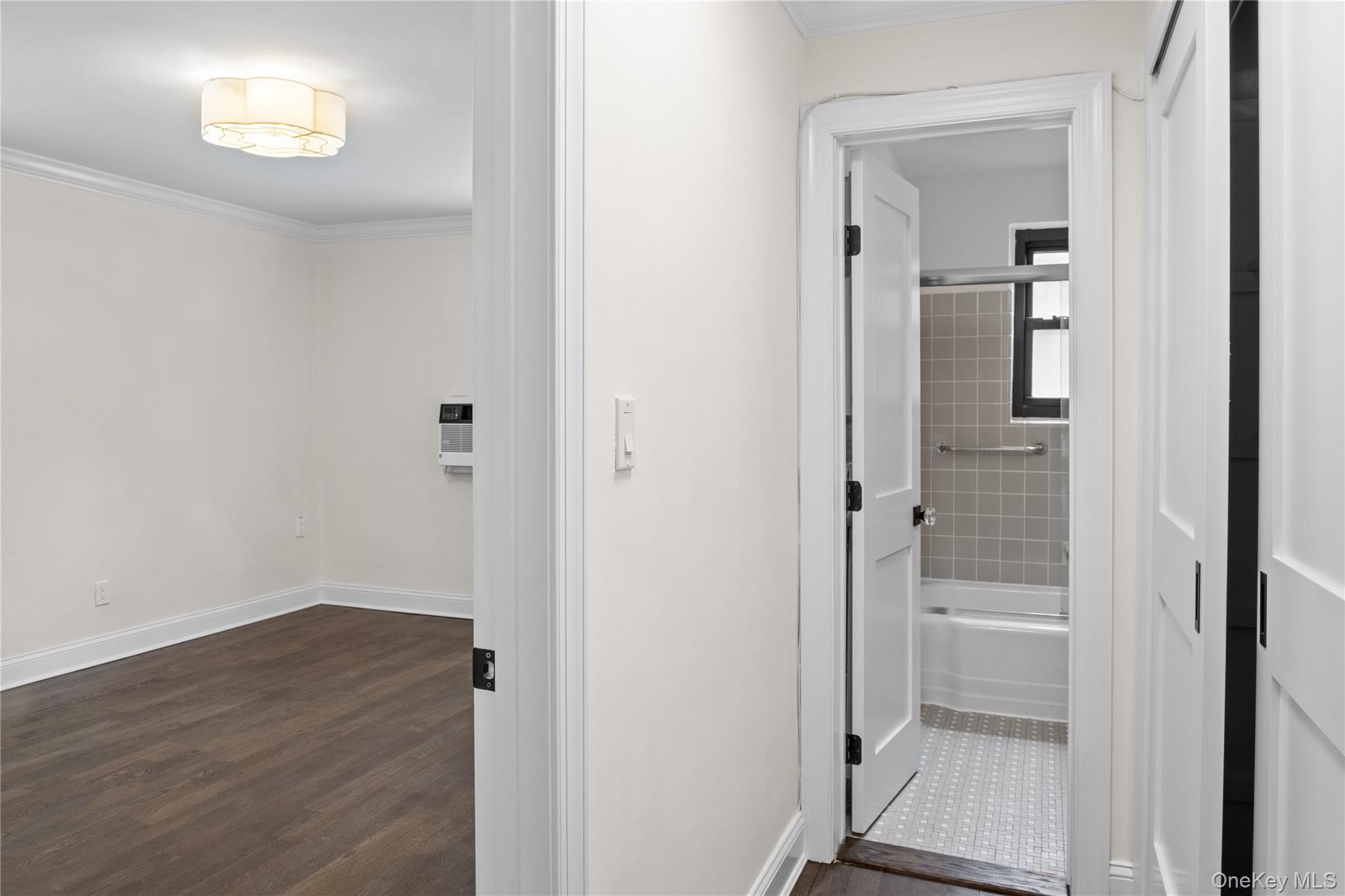 6 West Mill Drive # 1A, Great Neck, NY 11021