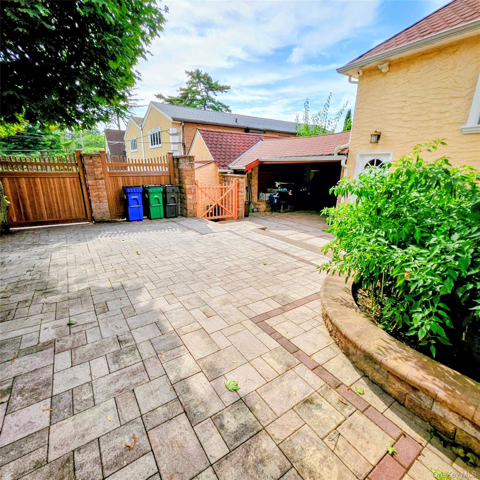 4020 249th St, Flushing, NY 11363