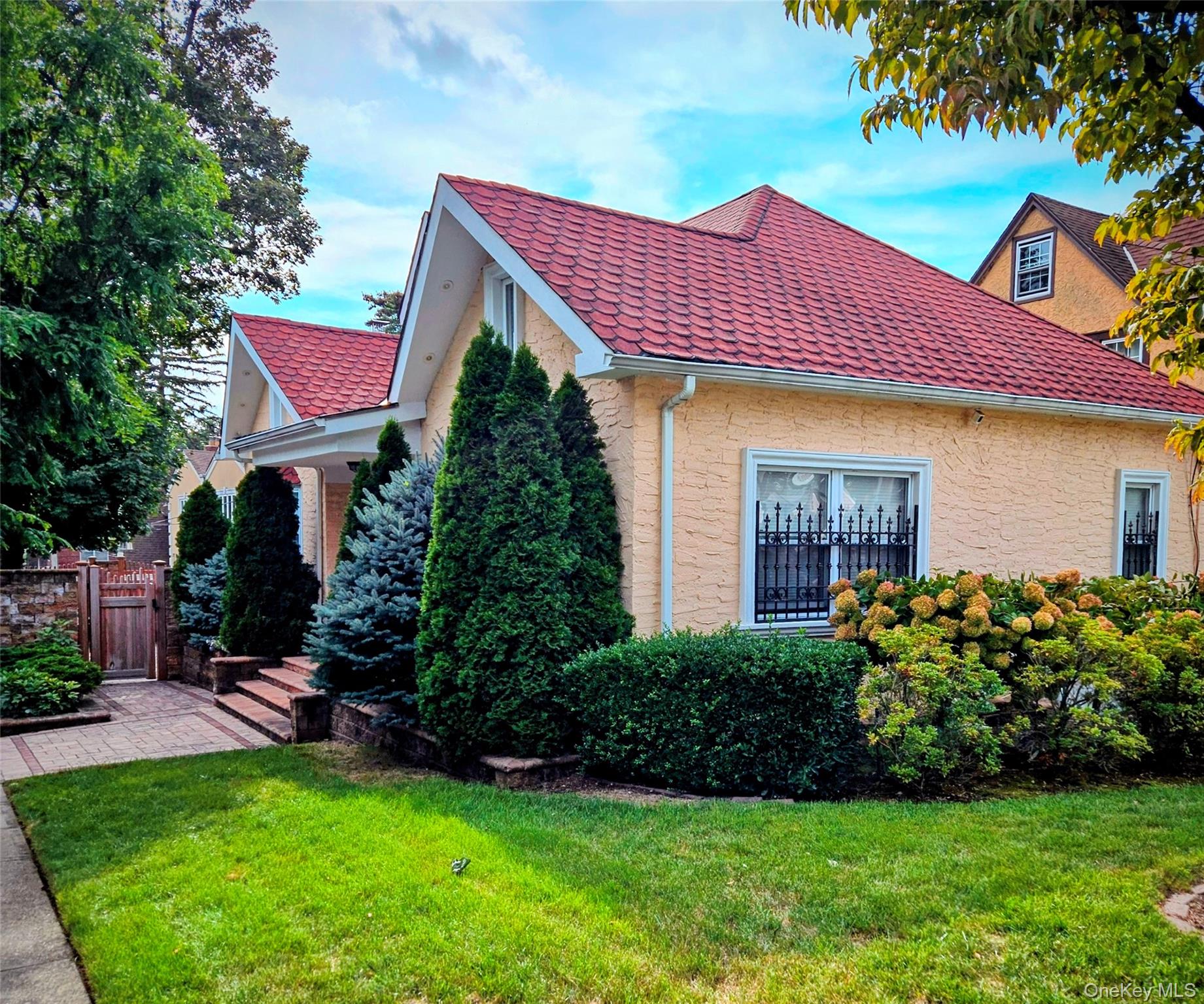 4020 249th St, Flushing, NY 11363