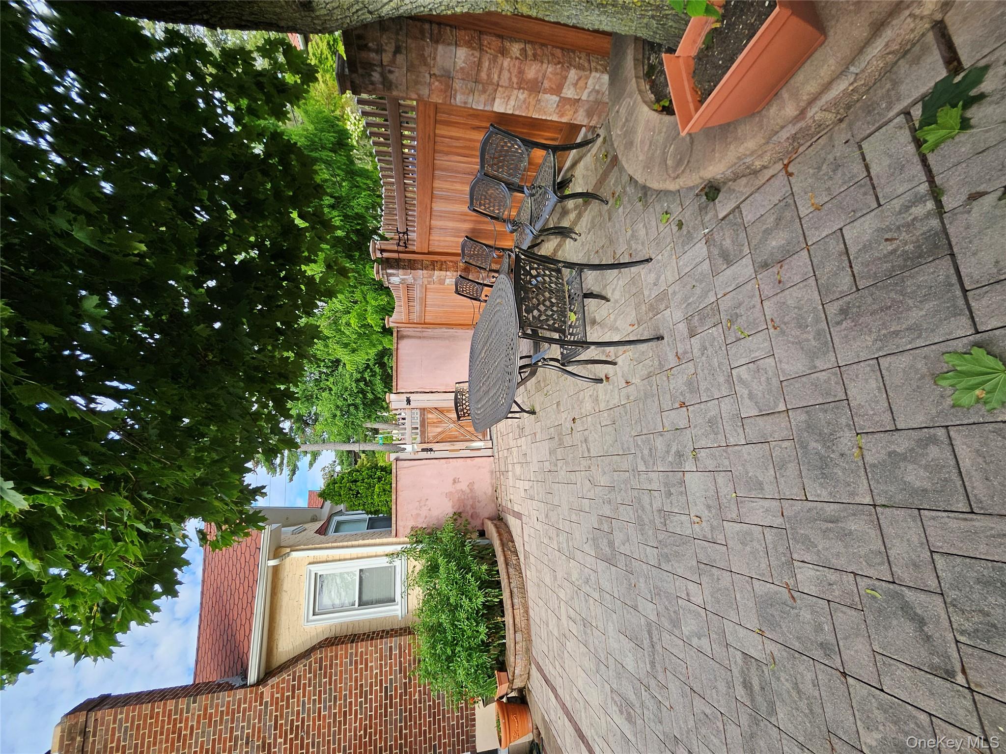 4020 249th St, Flushing, NY 11363