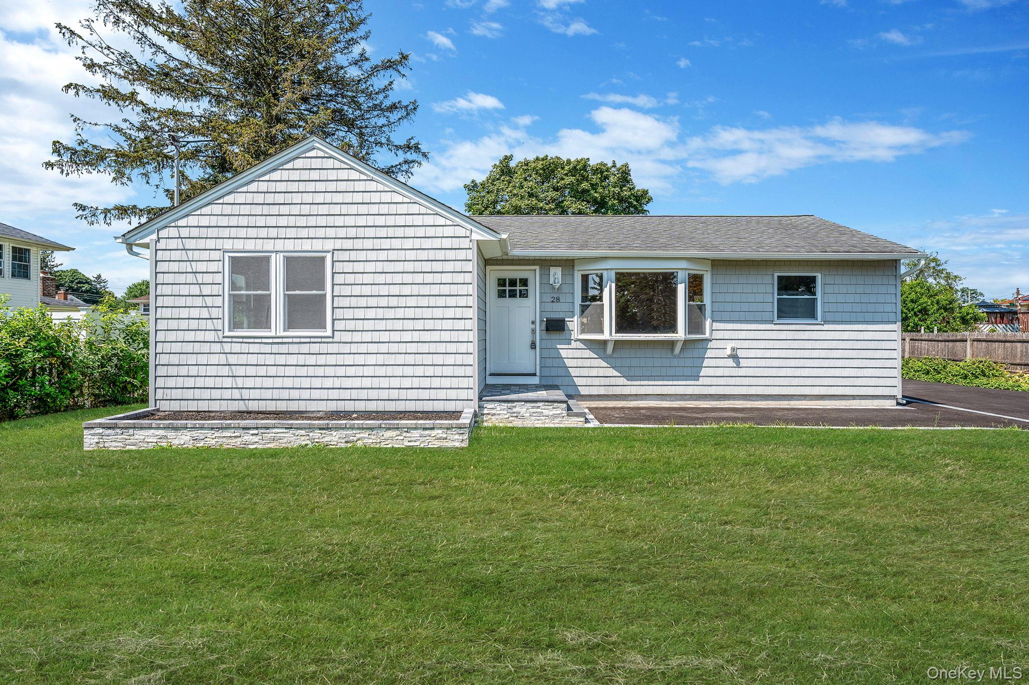 28 W 6th Street, Deer Park, NY 11729