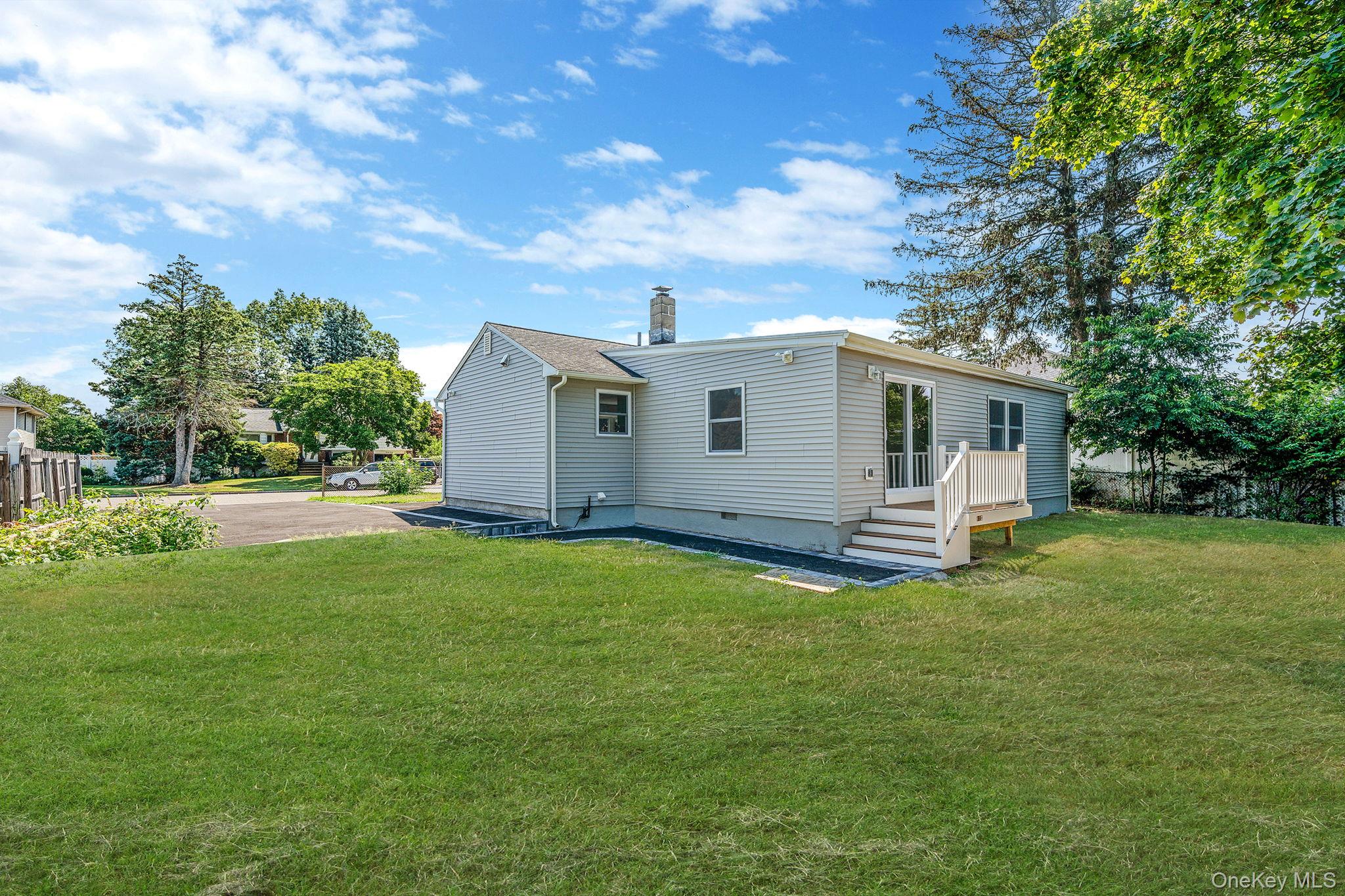 28 W 6th Street, Deer Park, NY 11729