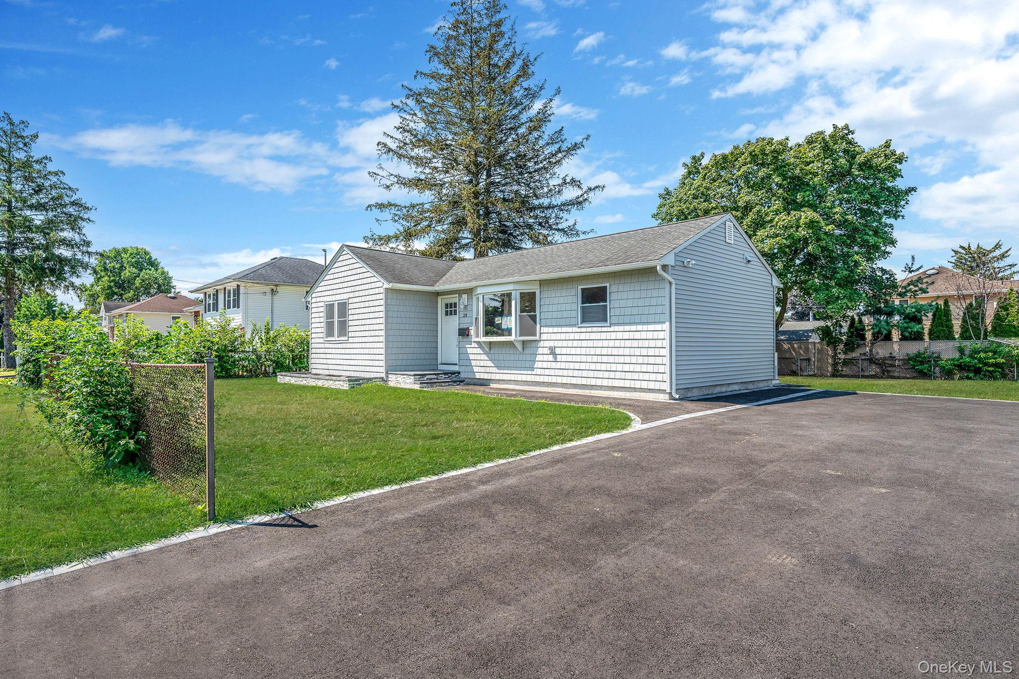 28 W 6th Street, Deer Park, NY 11729