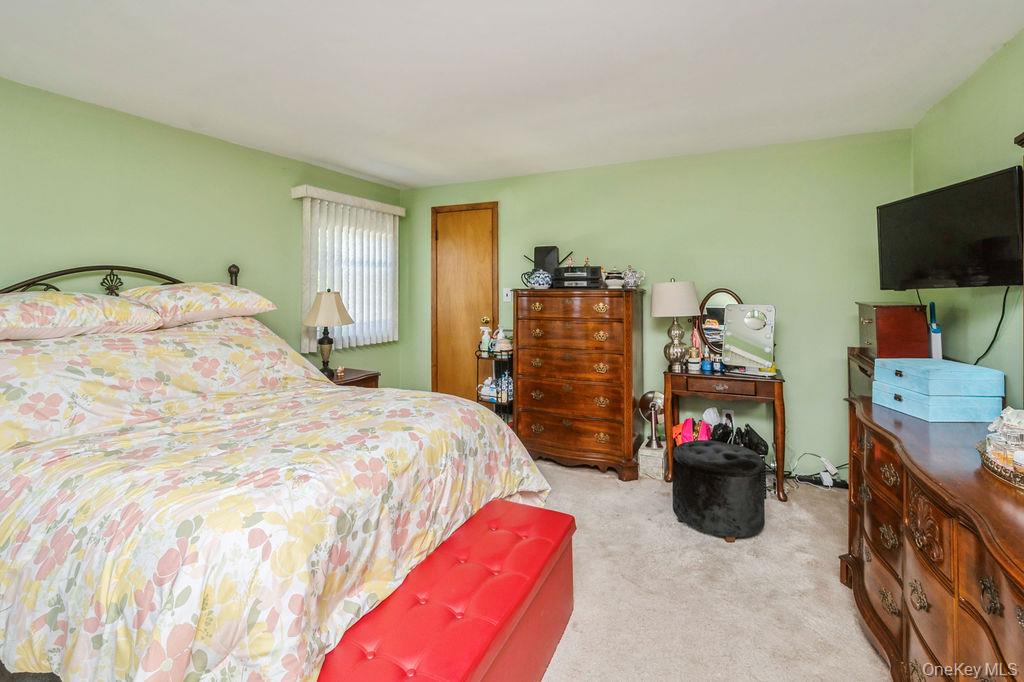 230 W End Avenue, Massapequa, NY 11758