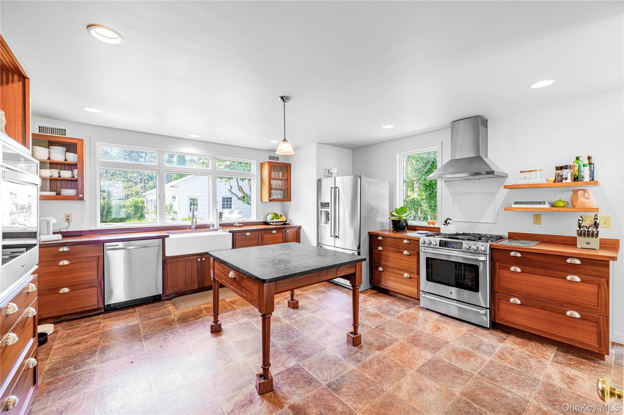 5 Thorn Hedge Road, Bellport, NY 11713