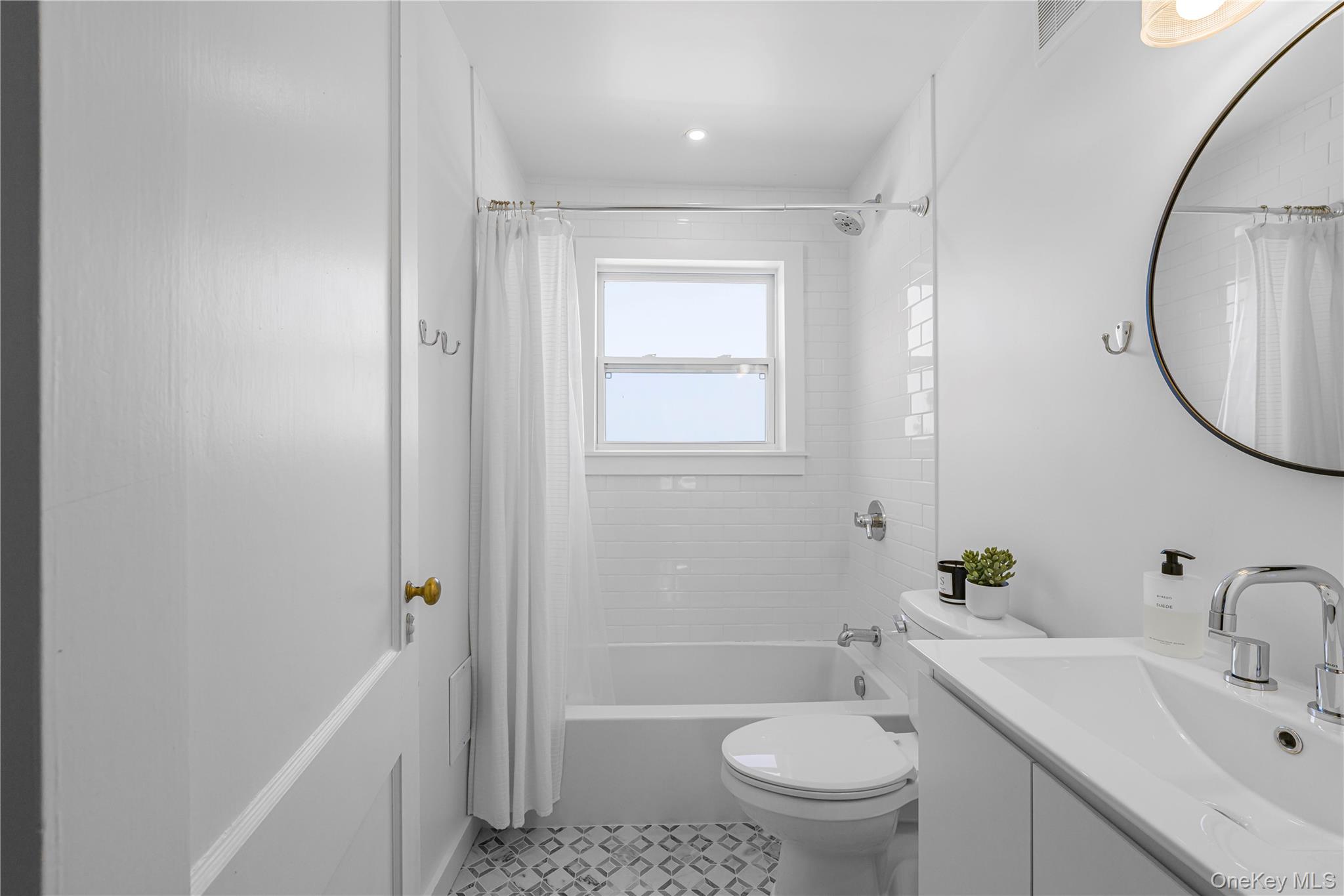 5 Thorn Hedge Road, Bellport, NY 11713