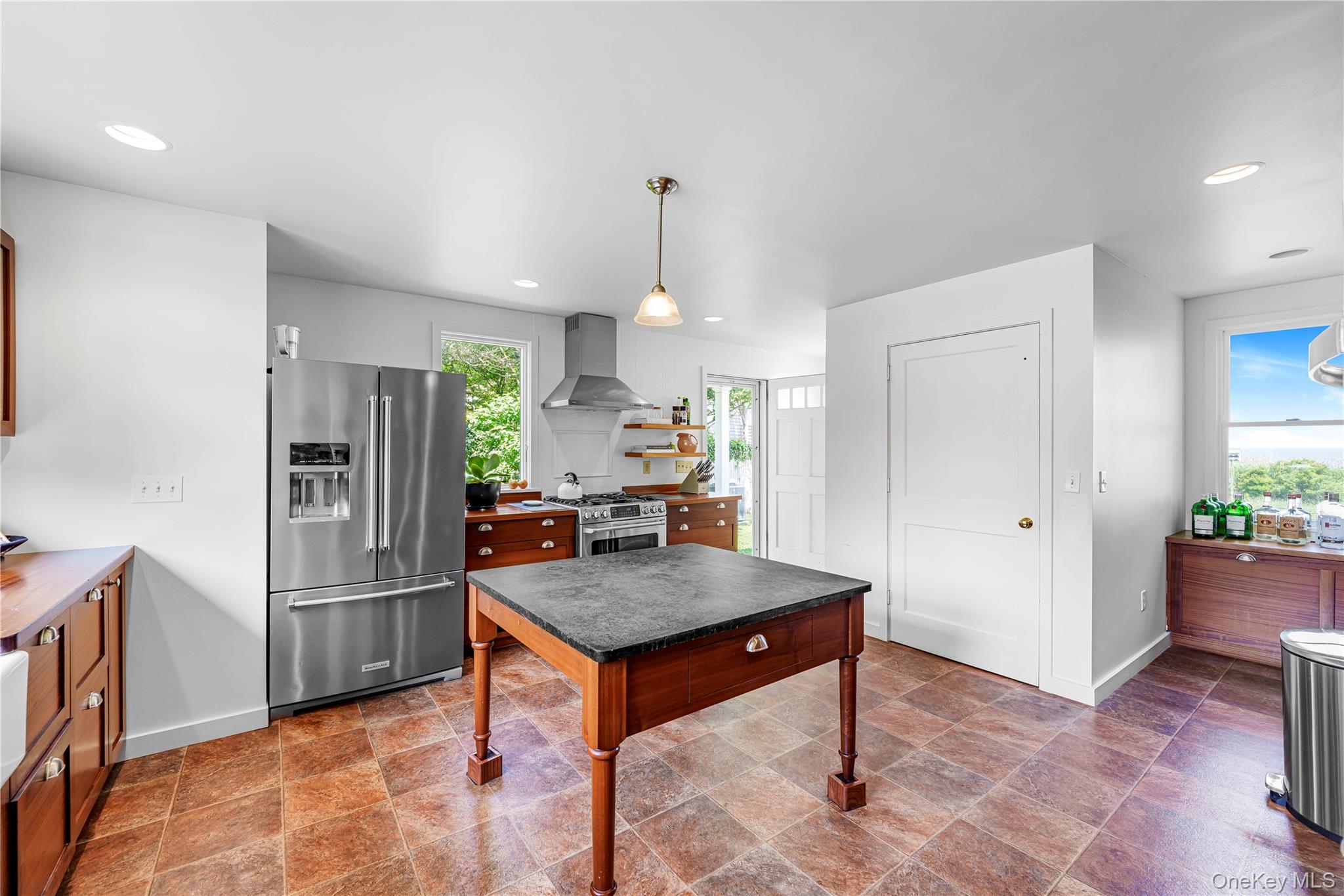 5 Thorn Hedge Road, Bellport, NY 11713