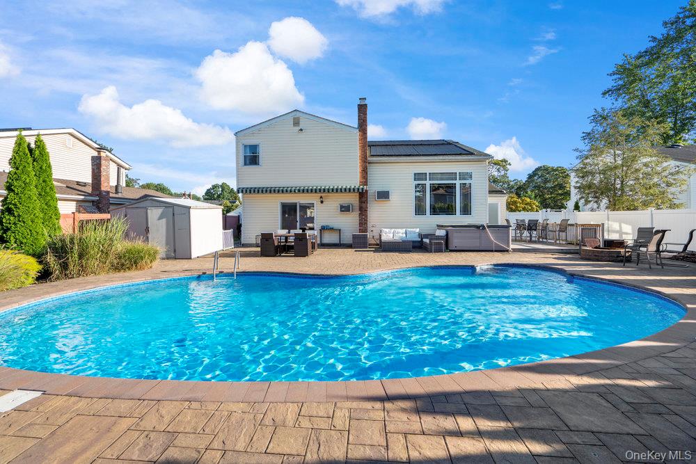 3 Maison Drive, Holbrook, NY 11741