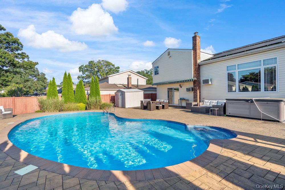 3 Maison Drive, Holbrook, NY 11741