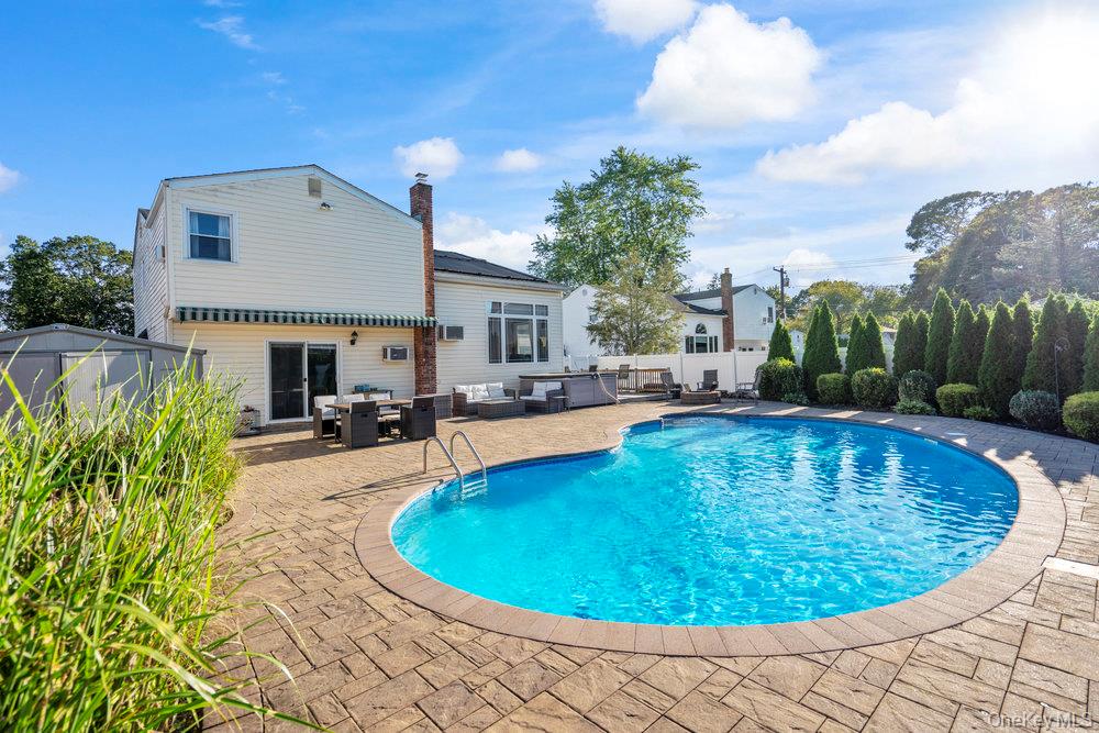 3 Maison Drive, Holbrook, NY 11741