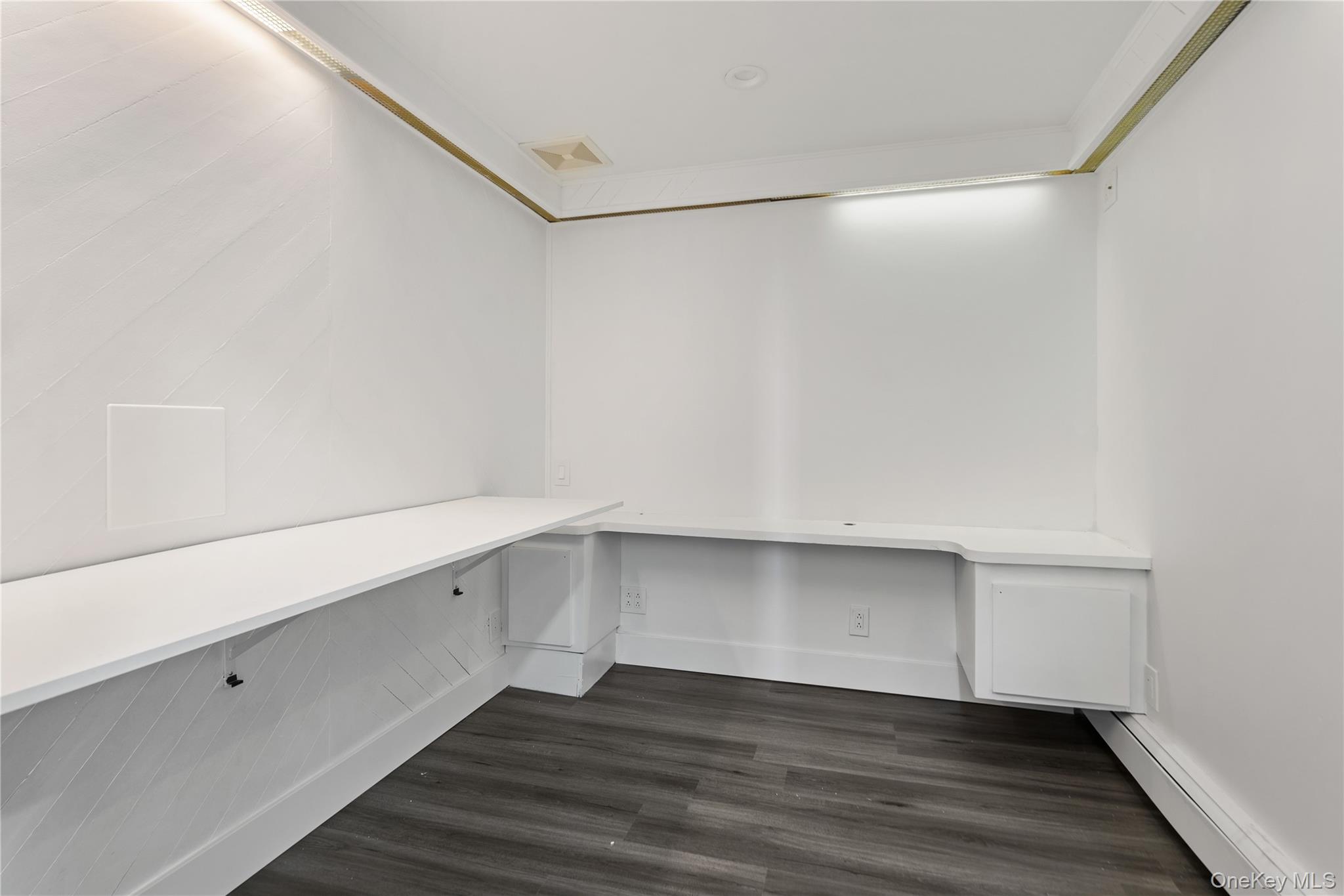 8 Gale Drive, North Woodmere, NY 11581