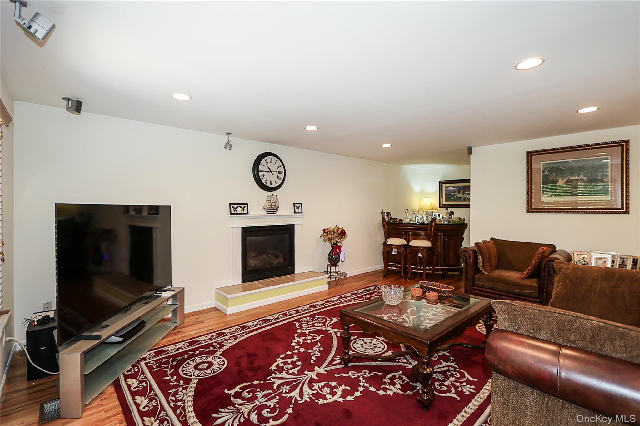 27 Dale Drive, Farmingdale, NY 11735