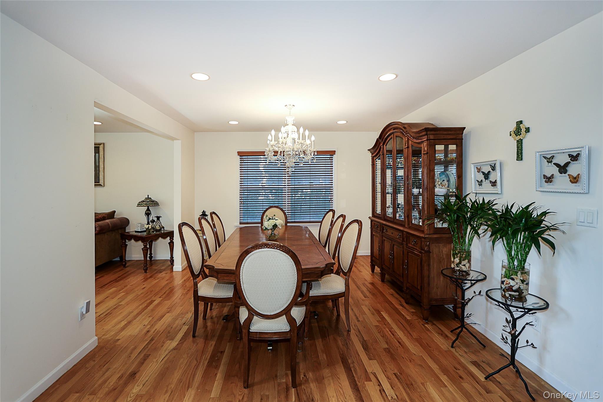 27 Dale Drive, Farmingdale, NY 11735