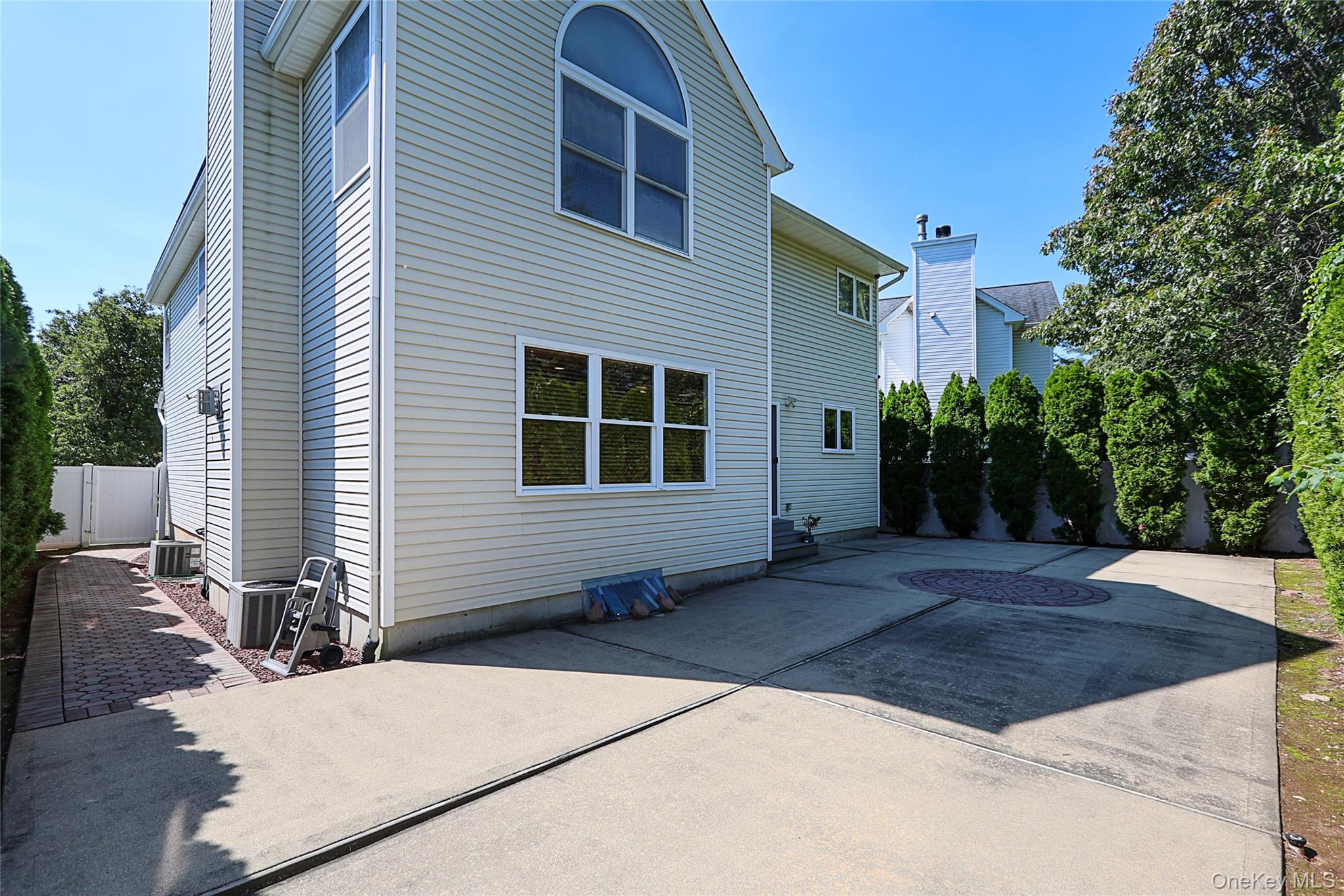 27 Dale Drive, Farmingdale, NY 11735