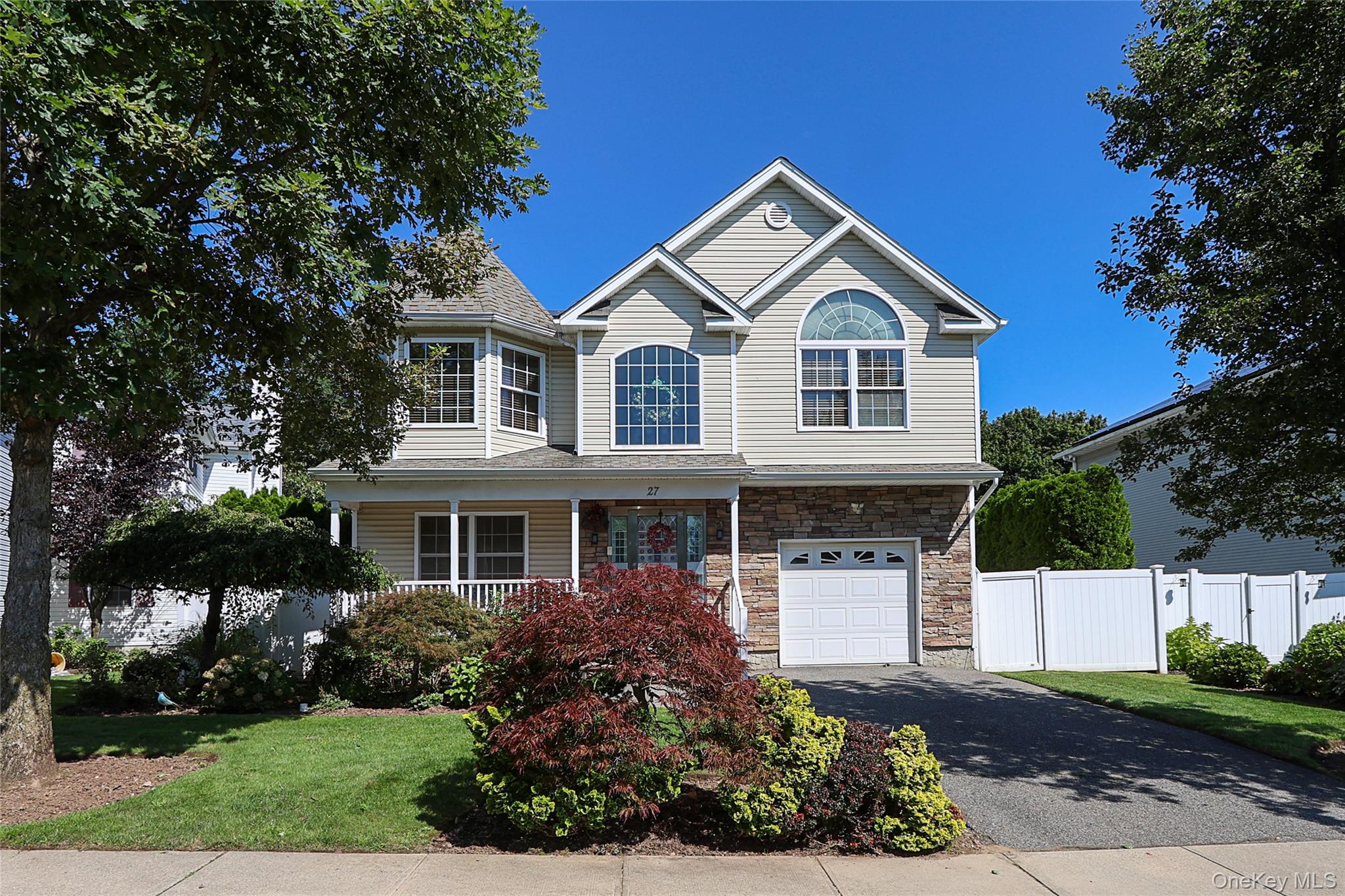 27 Dale Drive, Farmingdale, NY 11735