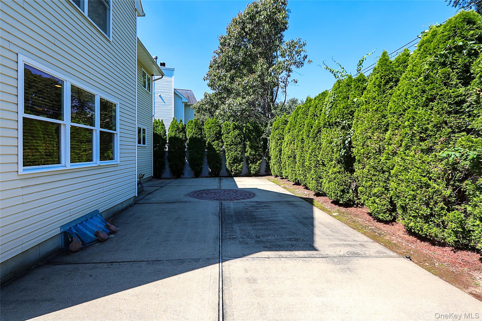 27 Dale Drive, Farmingdale, NY 11735