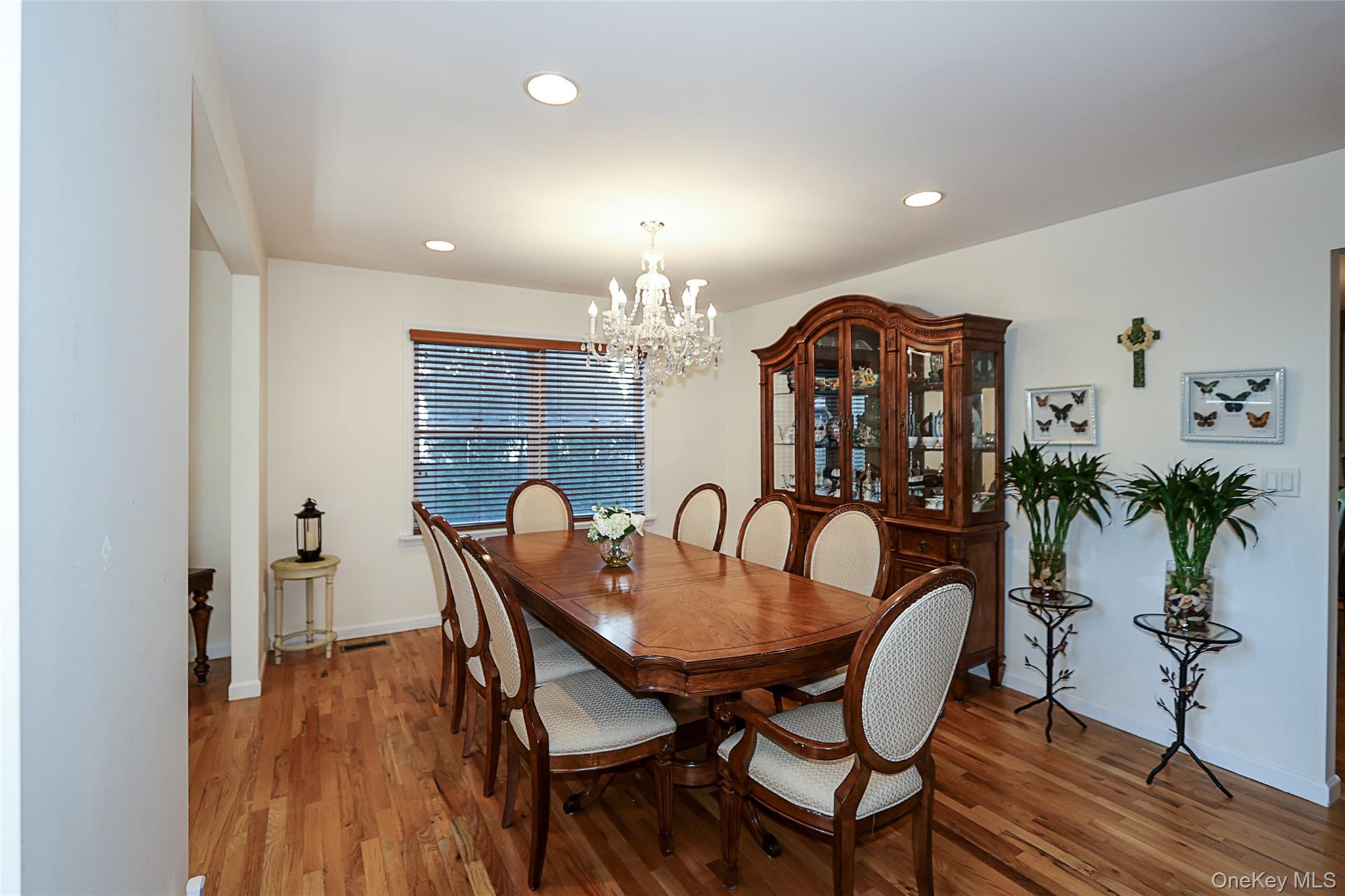 27 Dale Drive, Farmingdale, NY 11735