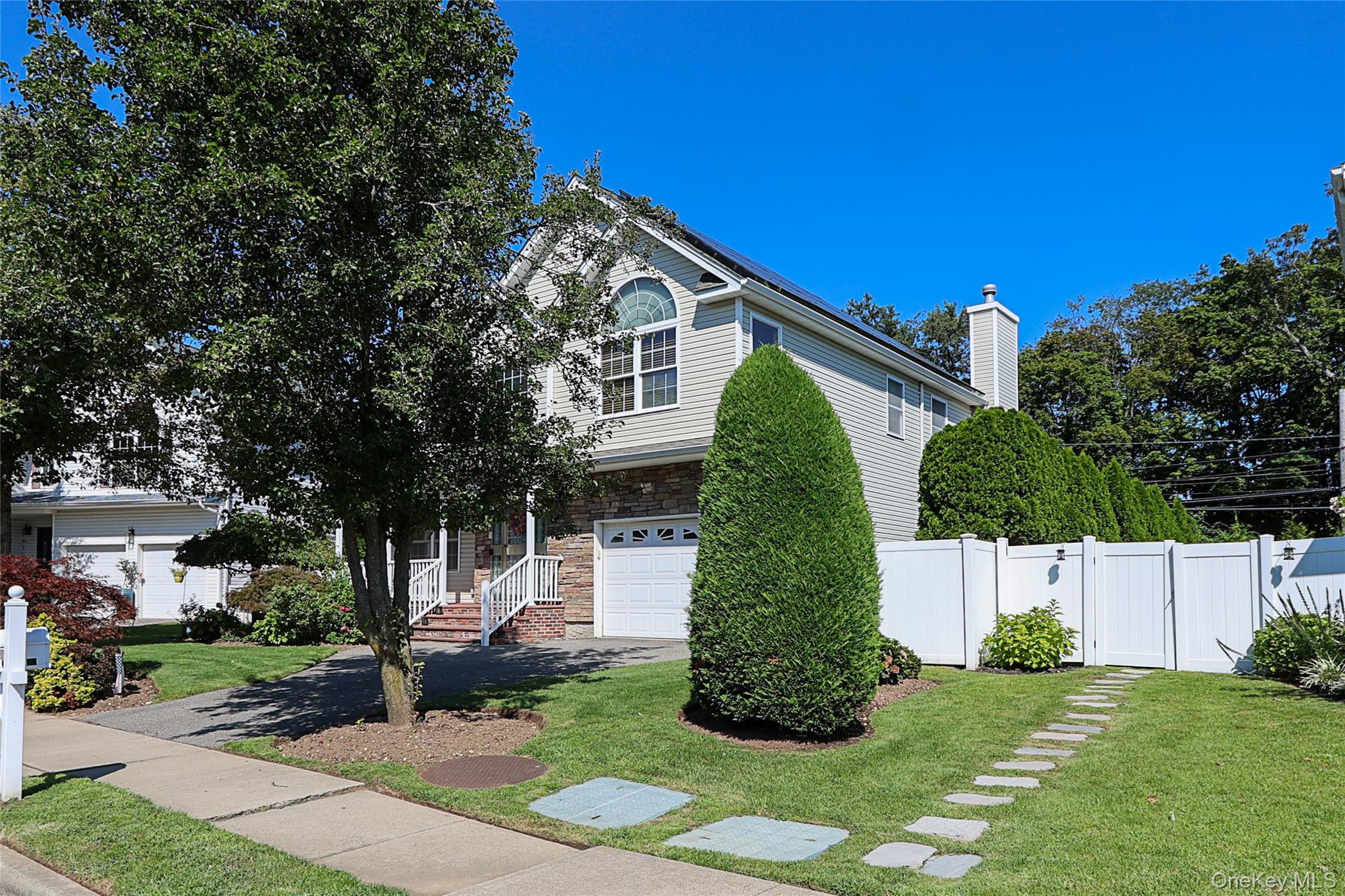 27 Dale Drive, Farmingdale, NY 11735