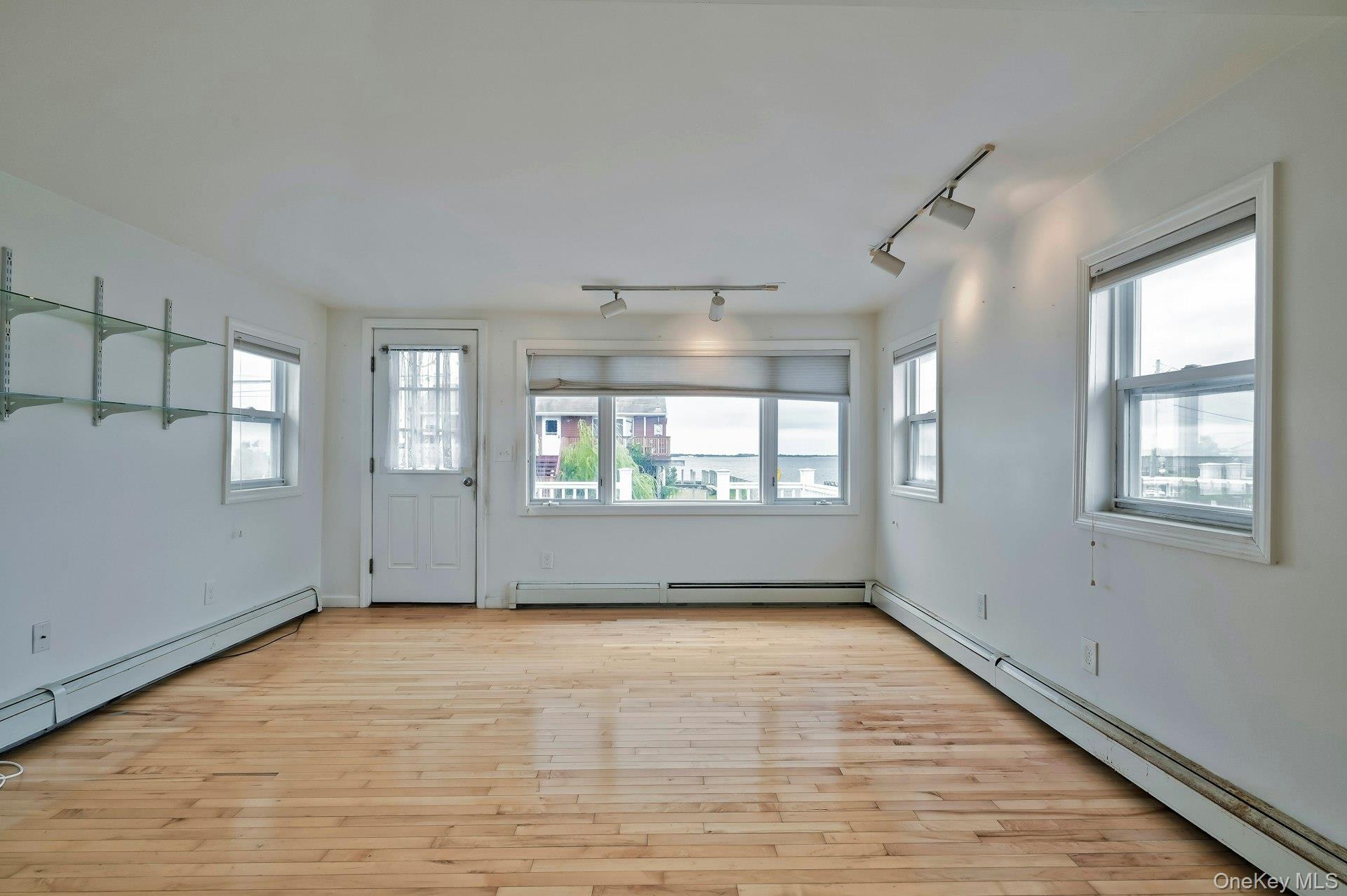 2 Bayview Avenue E, Lindenhurst, NY 11757