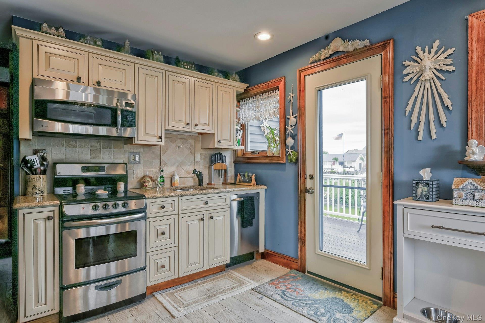 2 Bayview Avenue E, Lindenhurst, NY 11757