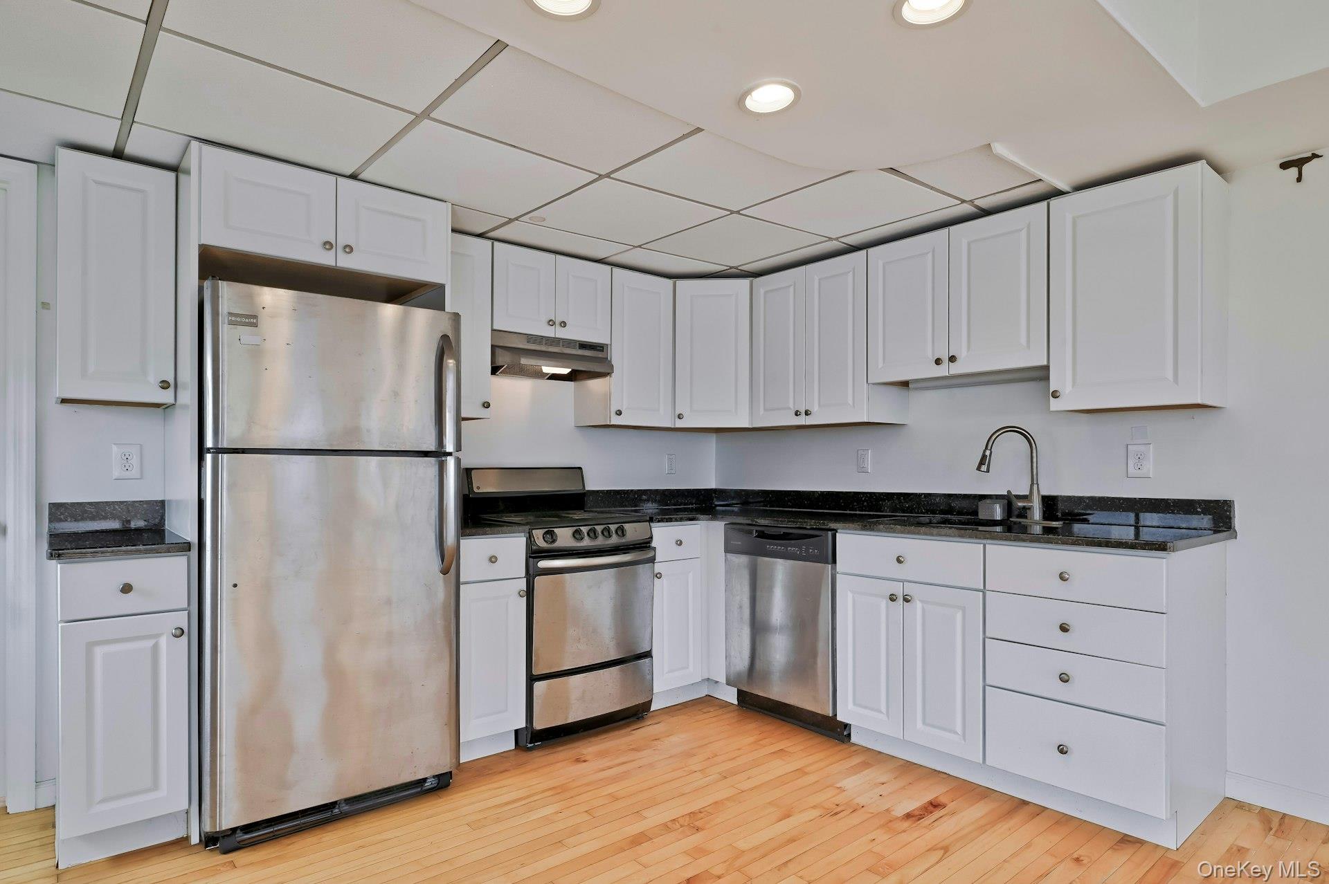 2 Bayview Avenue E, Lindenhurst, NY 11757