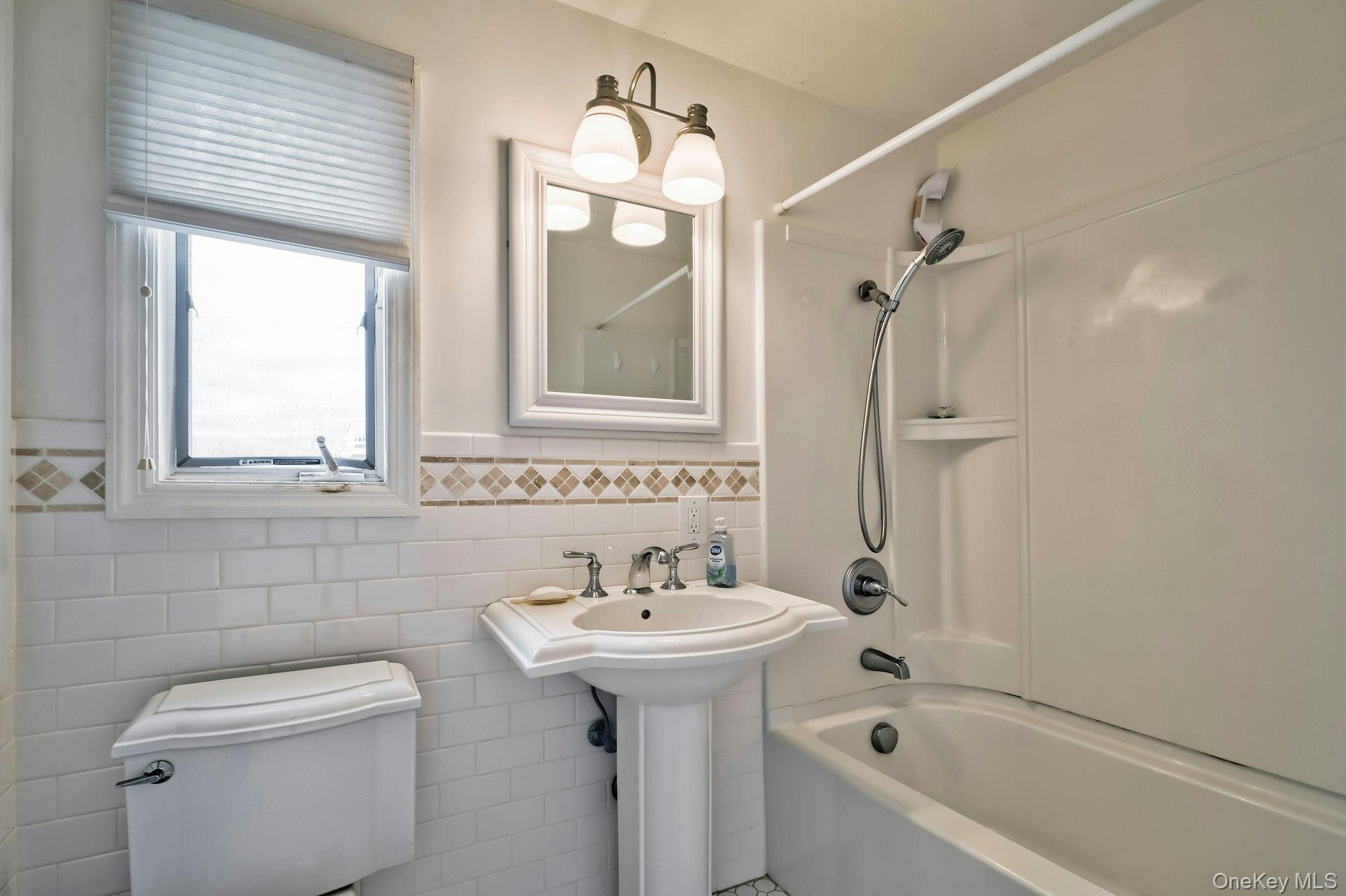 2 Bayview Avenue E, Lindenhurst, NY 11757