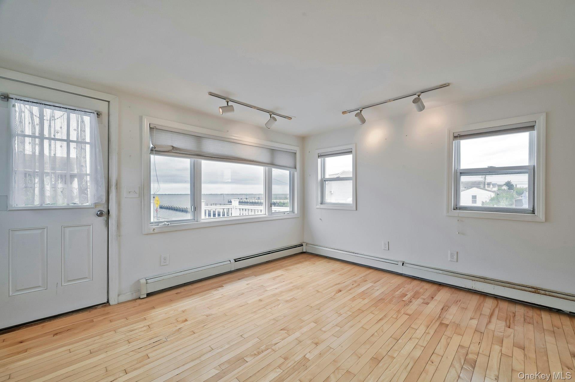 2 Bayview Avenue E, Lindenhurst, NY 11757