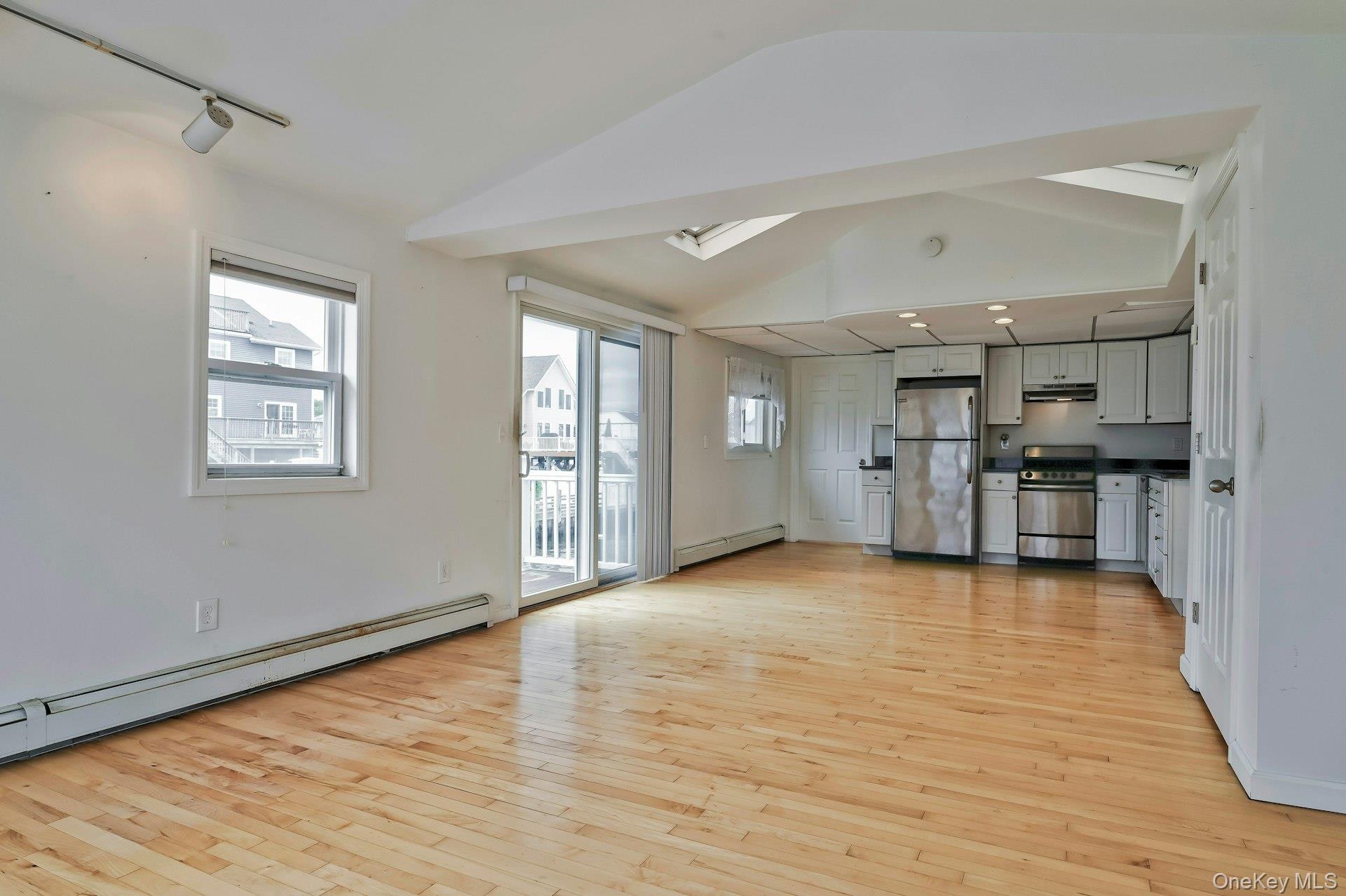 2 Bayview Avenue E, Lindenhurst, NY 11757