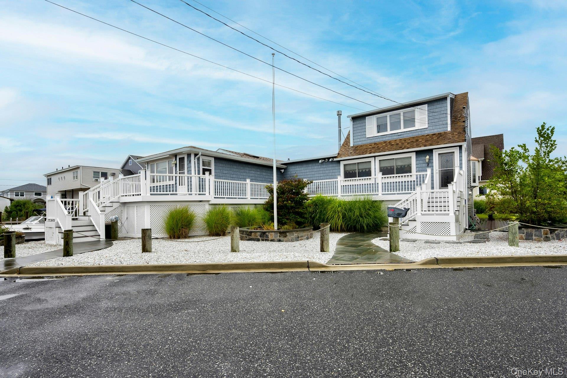 2 Bayview Avenue E, Lindenhurst, NY 11757