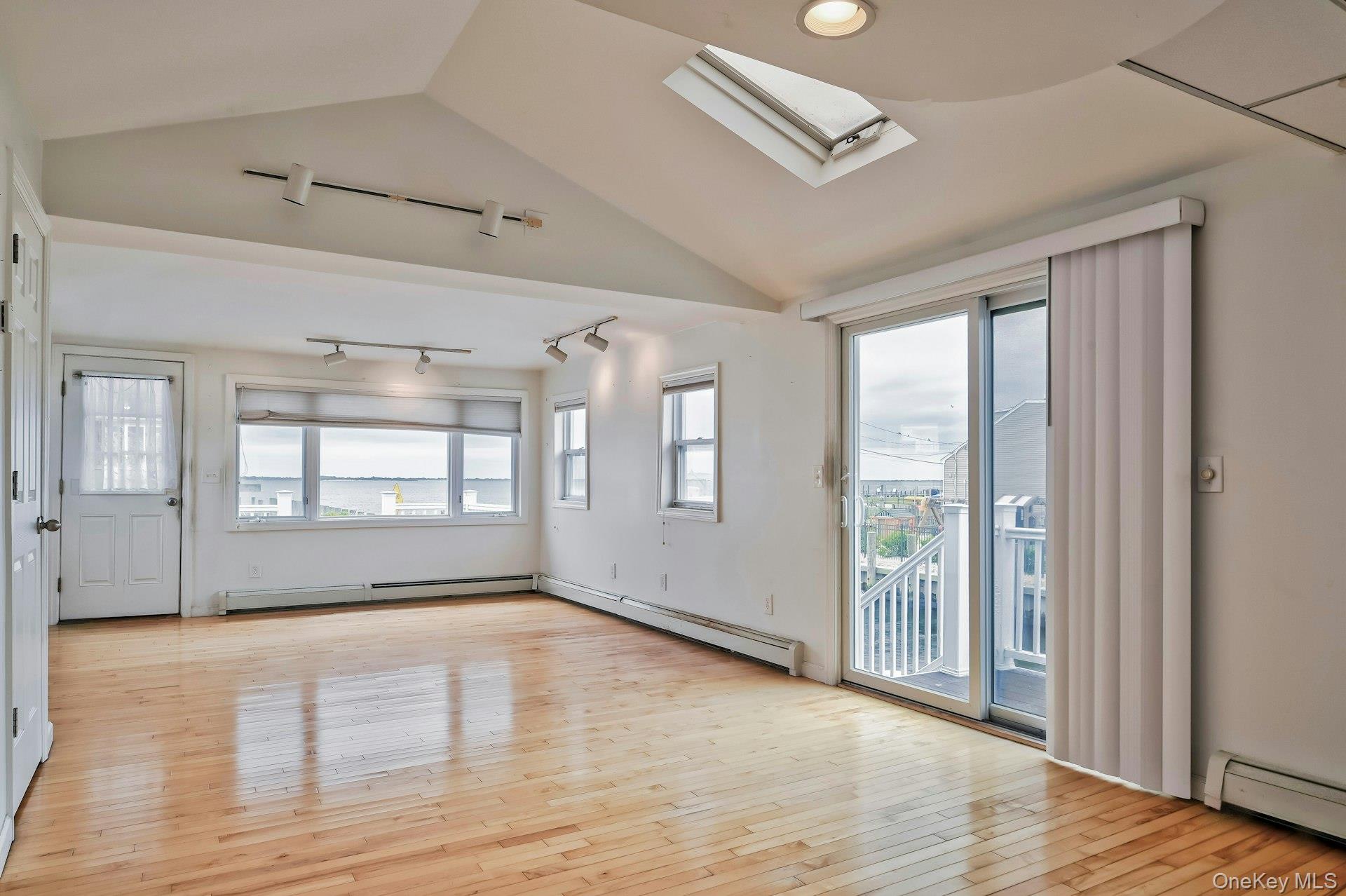 2 Bayview Avenue E, Lindenhurst, NY 11757