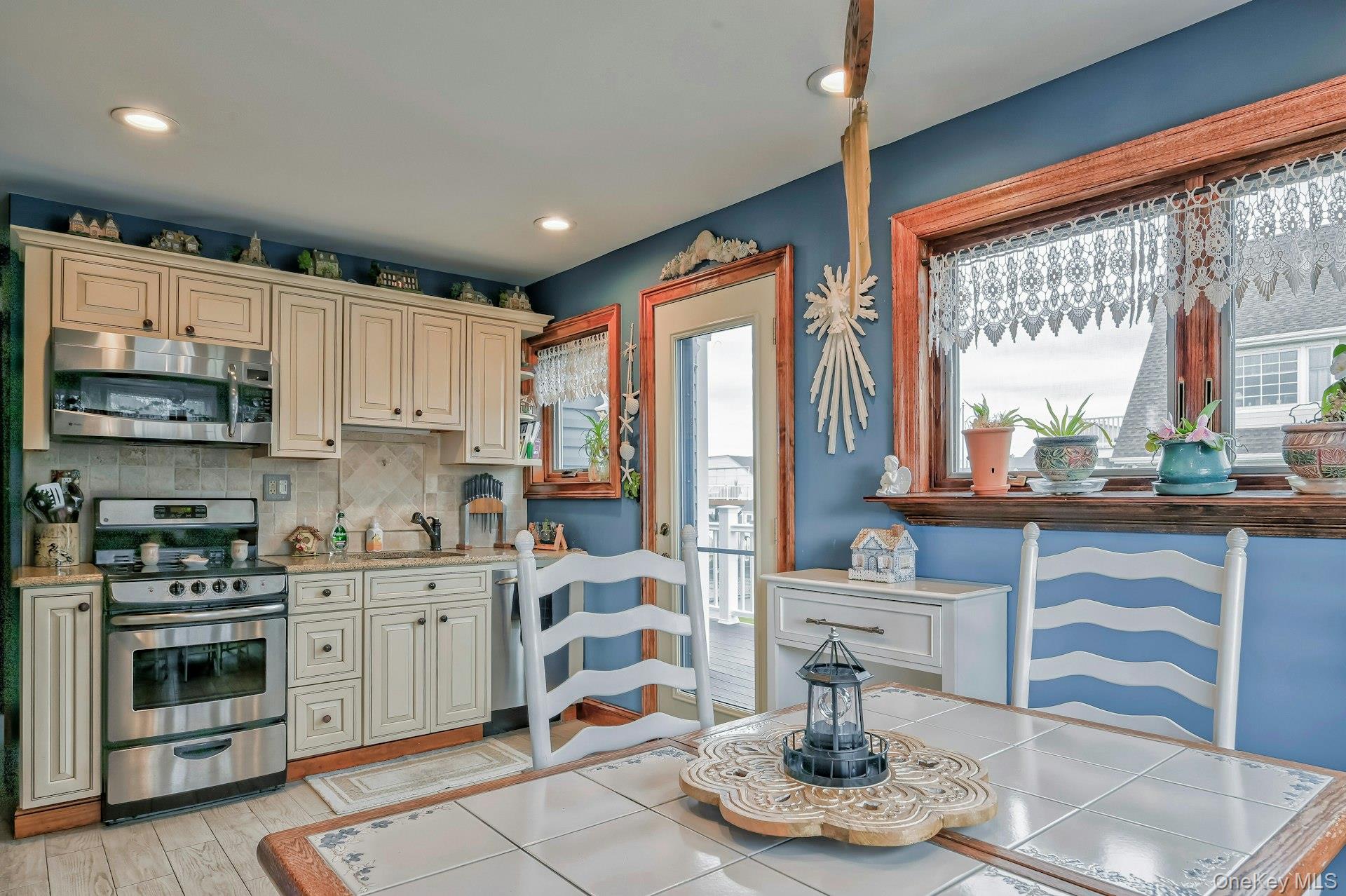 2 Bayview Avenue E, Lindenhurst, NY 11757