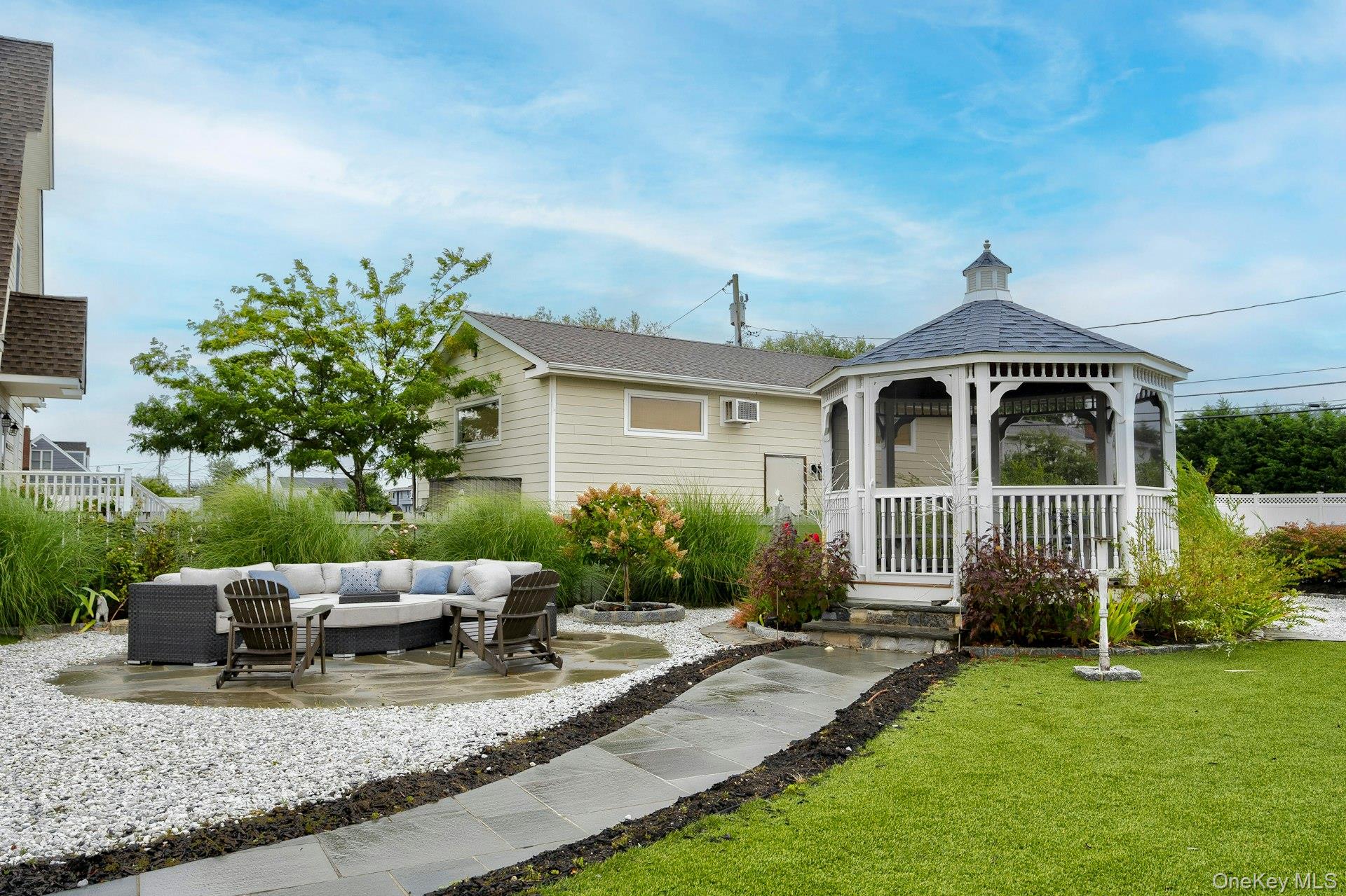 2 Bayview Avenue E, Lindenhurst, NY 11757