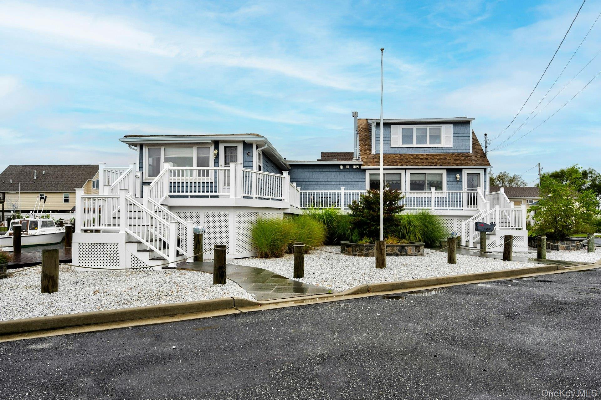 2 Bayview Avenue E, Lindenhurst, NY 11757