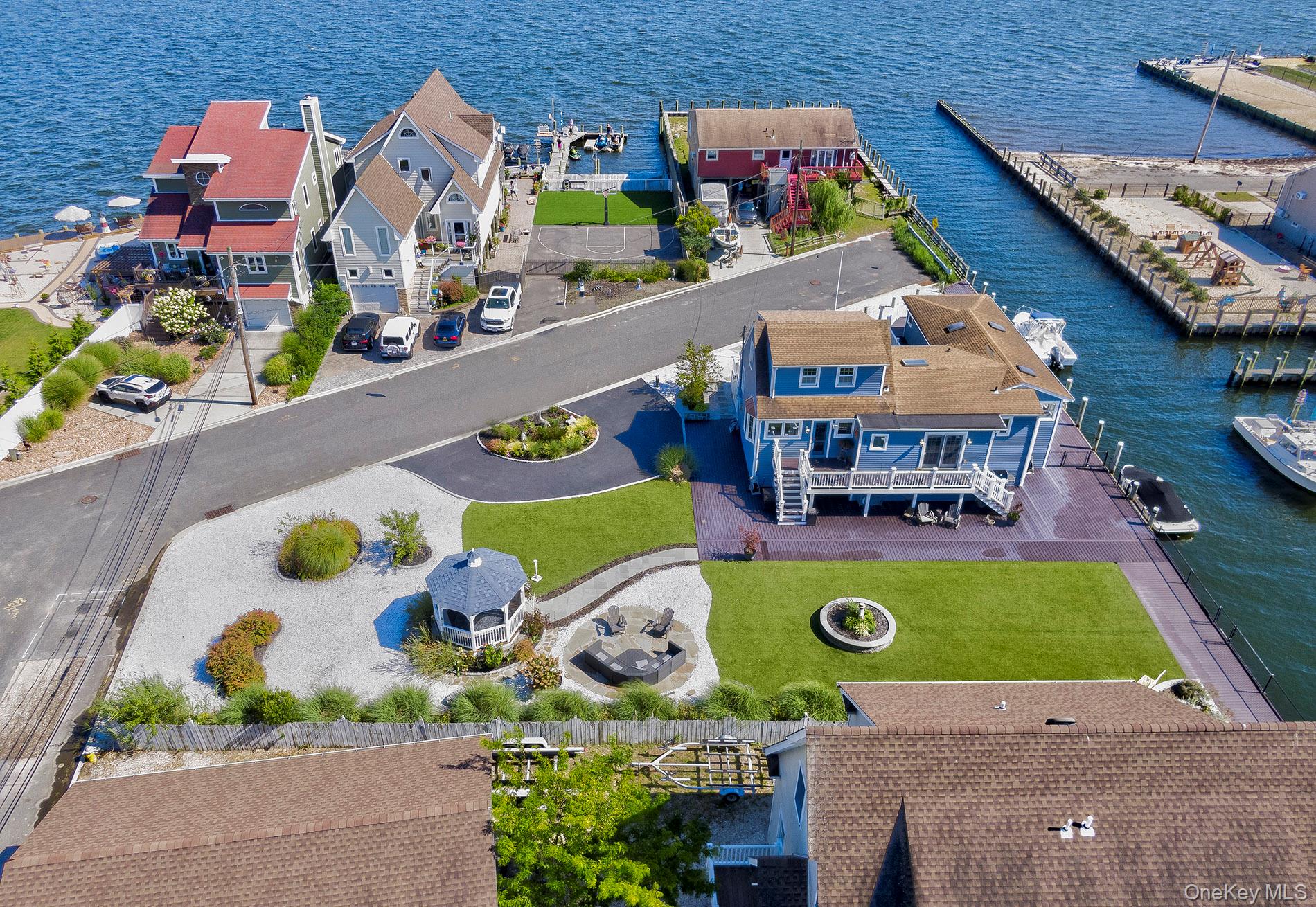 2 Bayview Avenue E, Lindenhurst, NY 11757