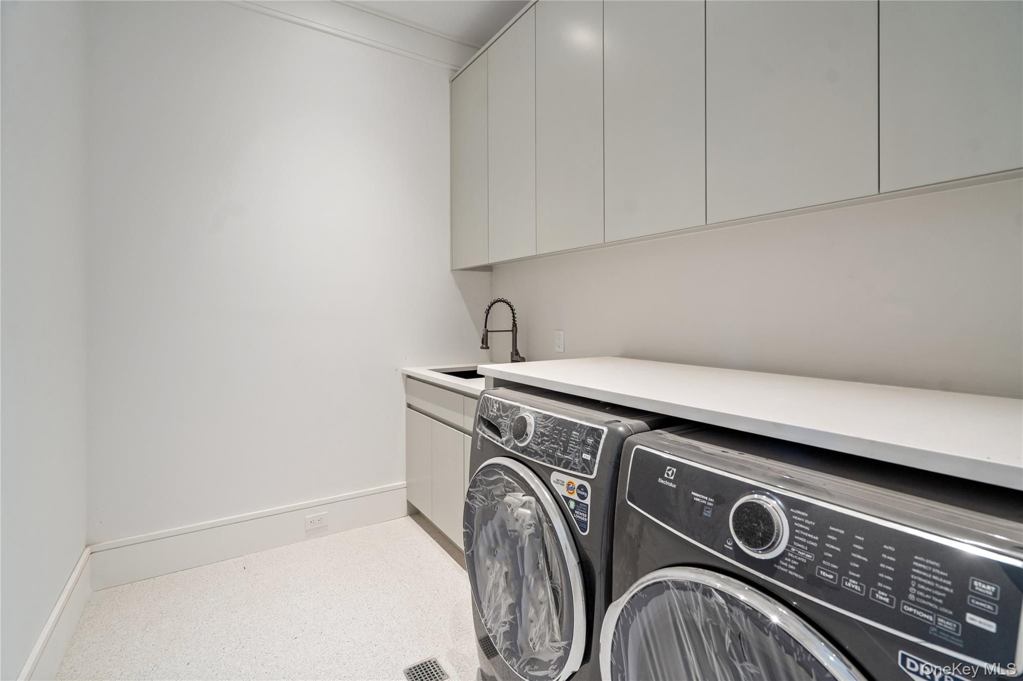 8 Dogwood Hill, Brookville, NY 11545