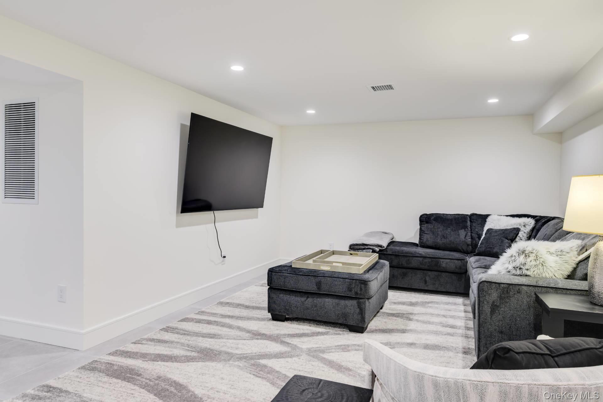 18 Lillian Lane, Southampton, NY 11968