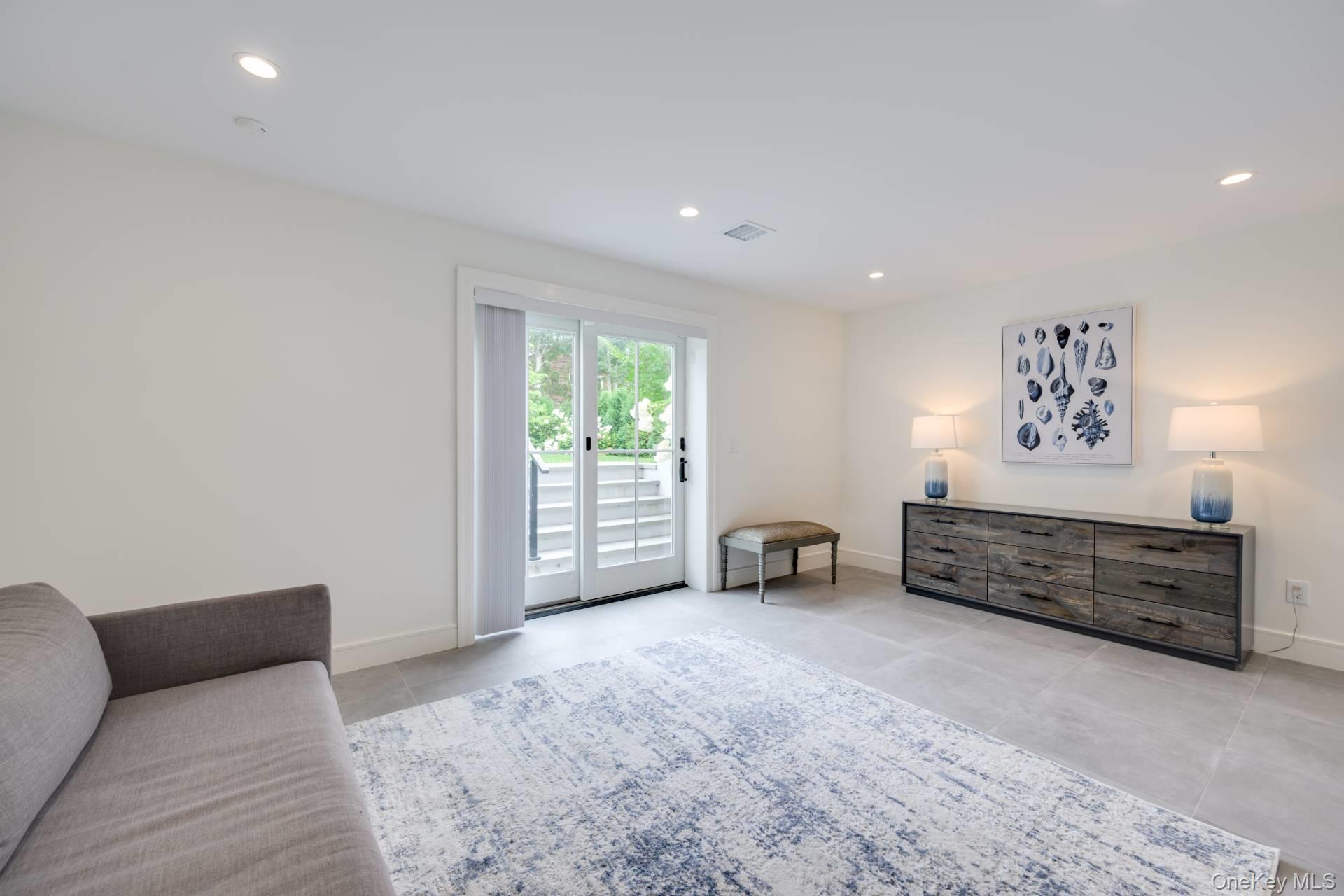 18 Lillian Lane, Southampton, NY 11968