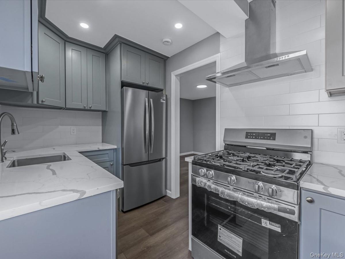 6 E Barclay Street, Hicksville, NY 11801