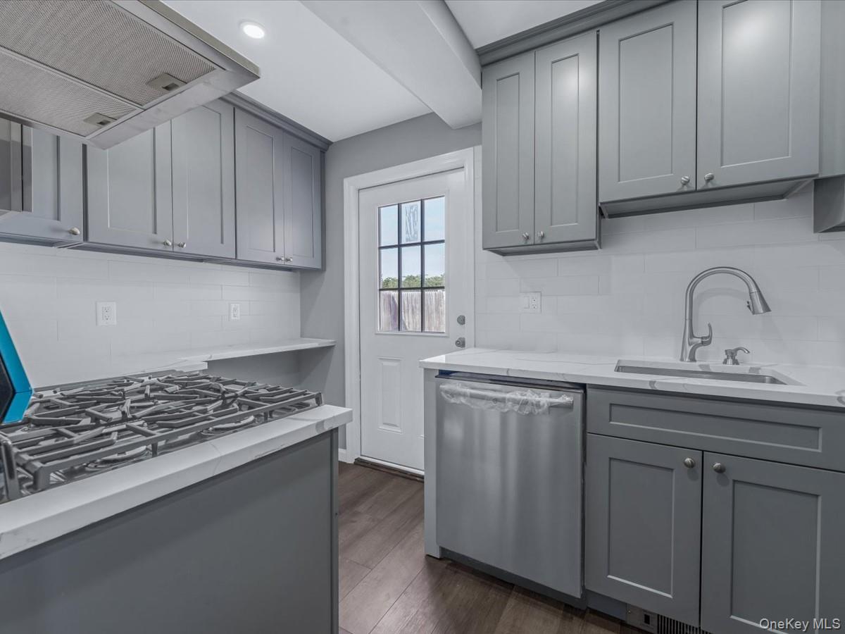 6 E Barclay Street, Hicksville, NY 11801