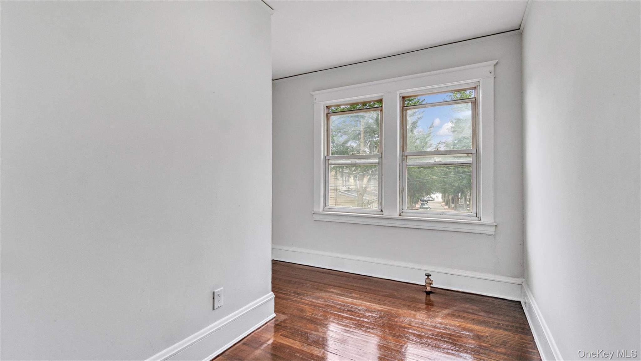 3 Walnut Place, Great Neck, NY 11021