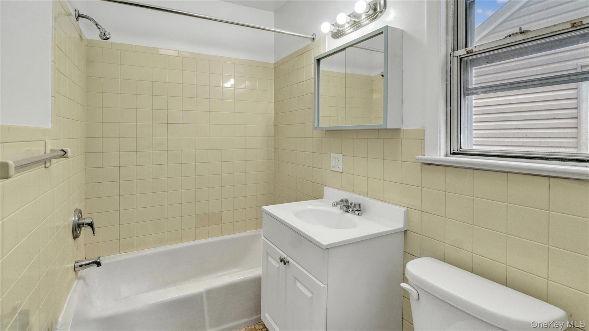 3 Walnut Place, Great Neck, NY 11021