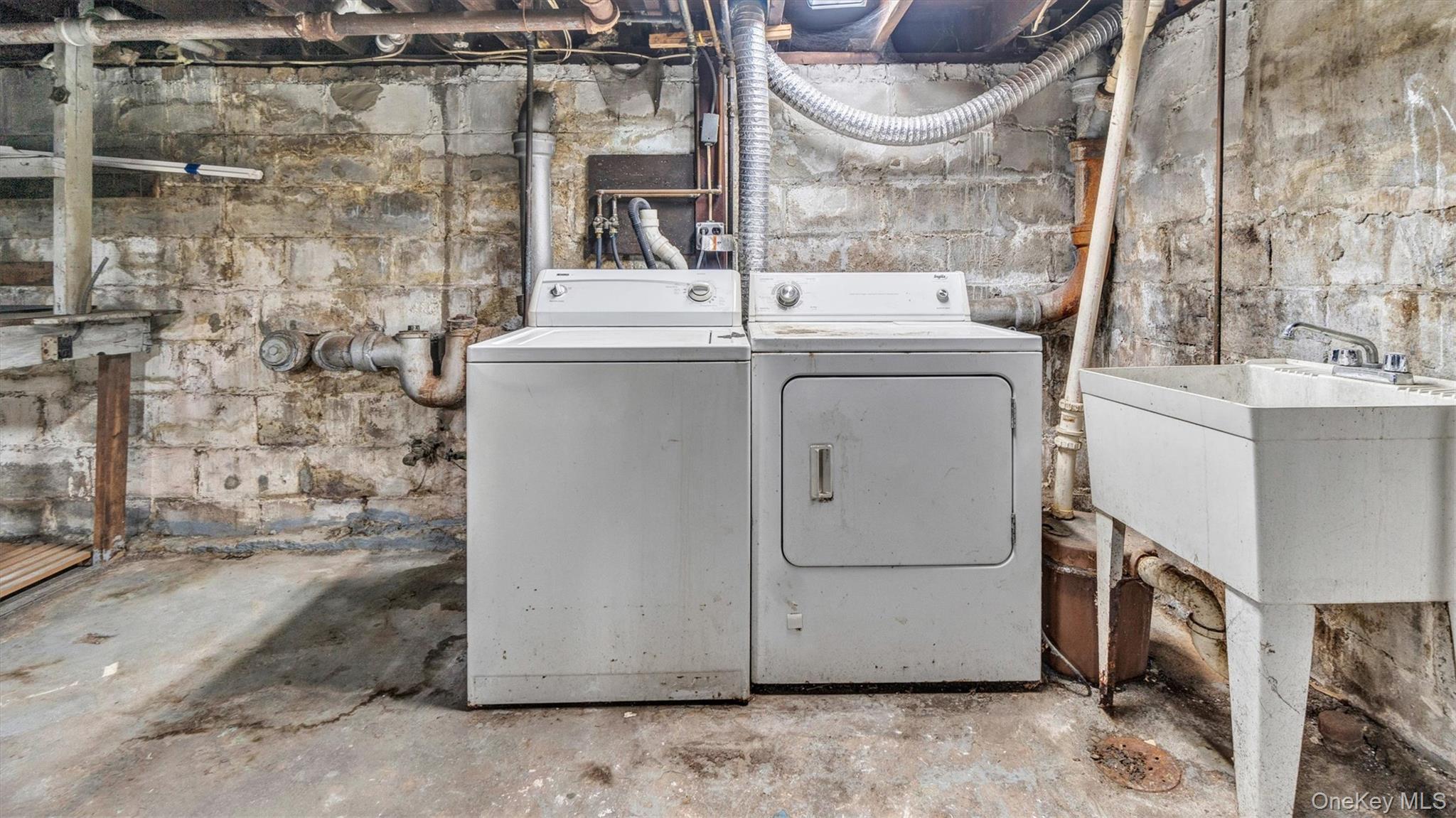 3 Walnut Place, Great Neck, NY 11021