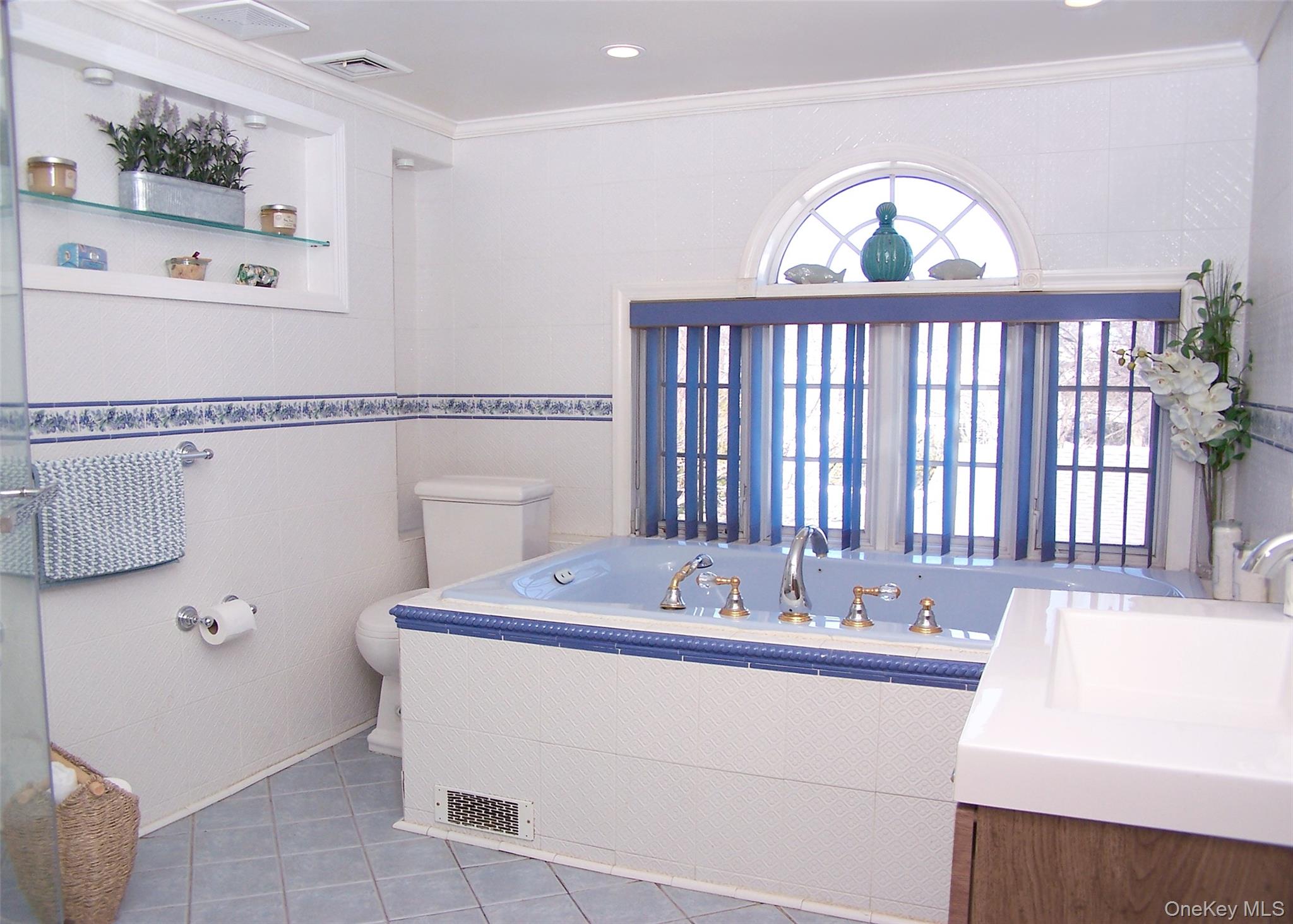 85 Oakland Avenue, Lynbrook, NY 11563