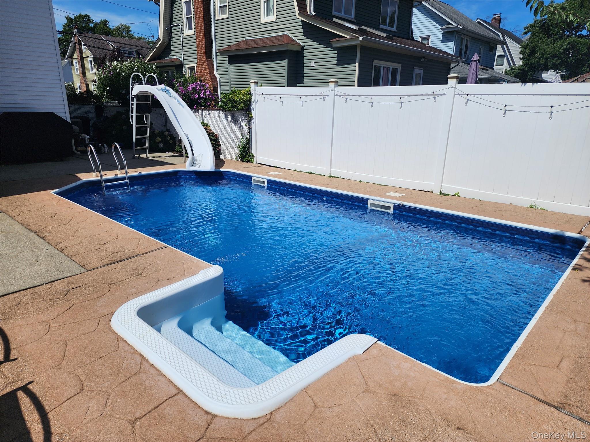 85 Oakland Avenue, Lynbrook, NY 11563