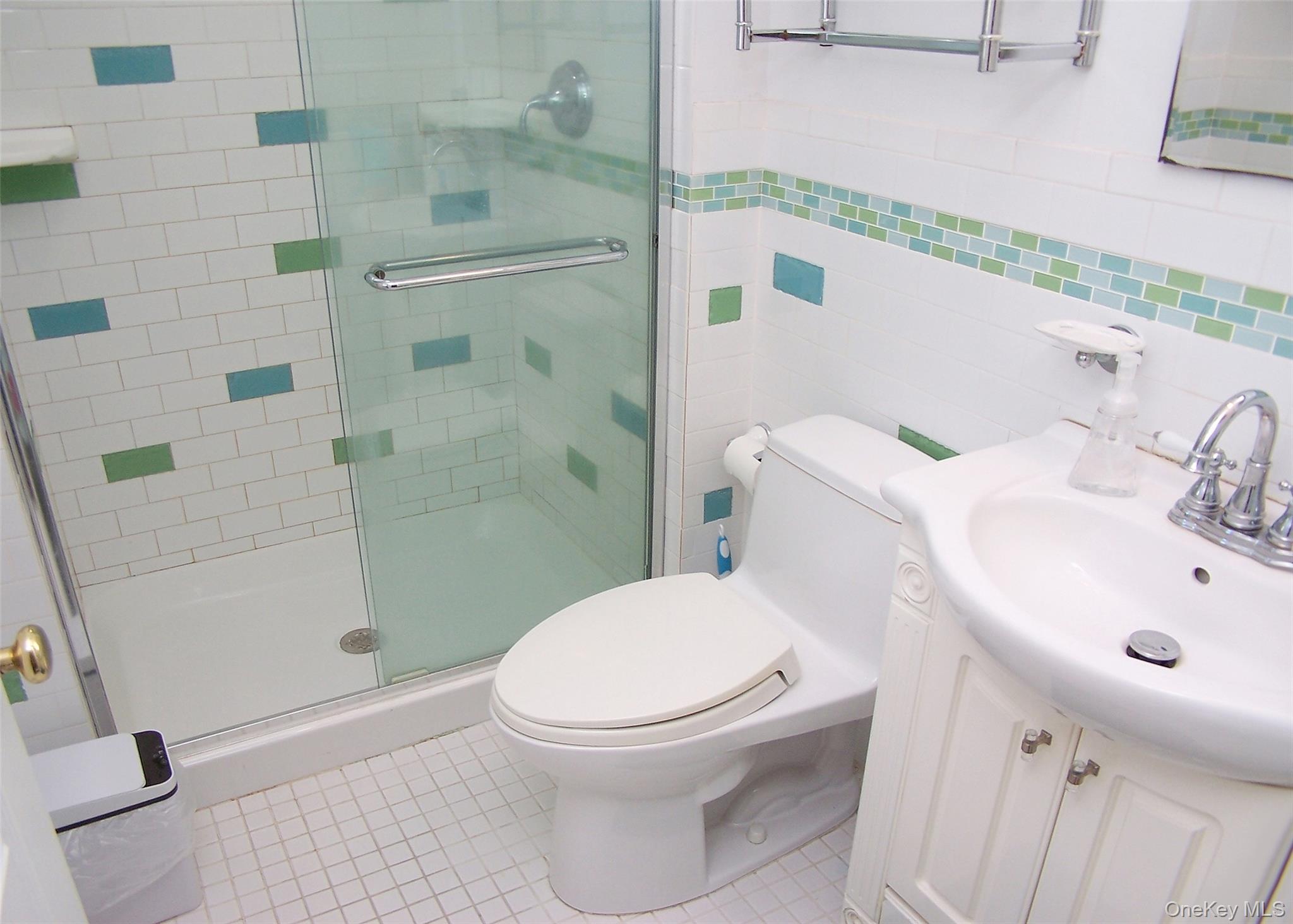 85 Oakland Avenue, Lynbrook, NY 11563