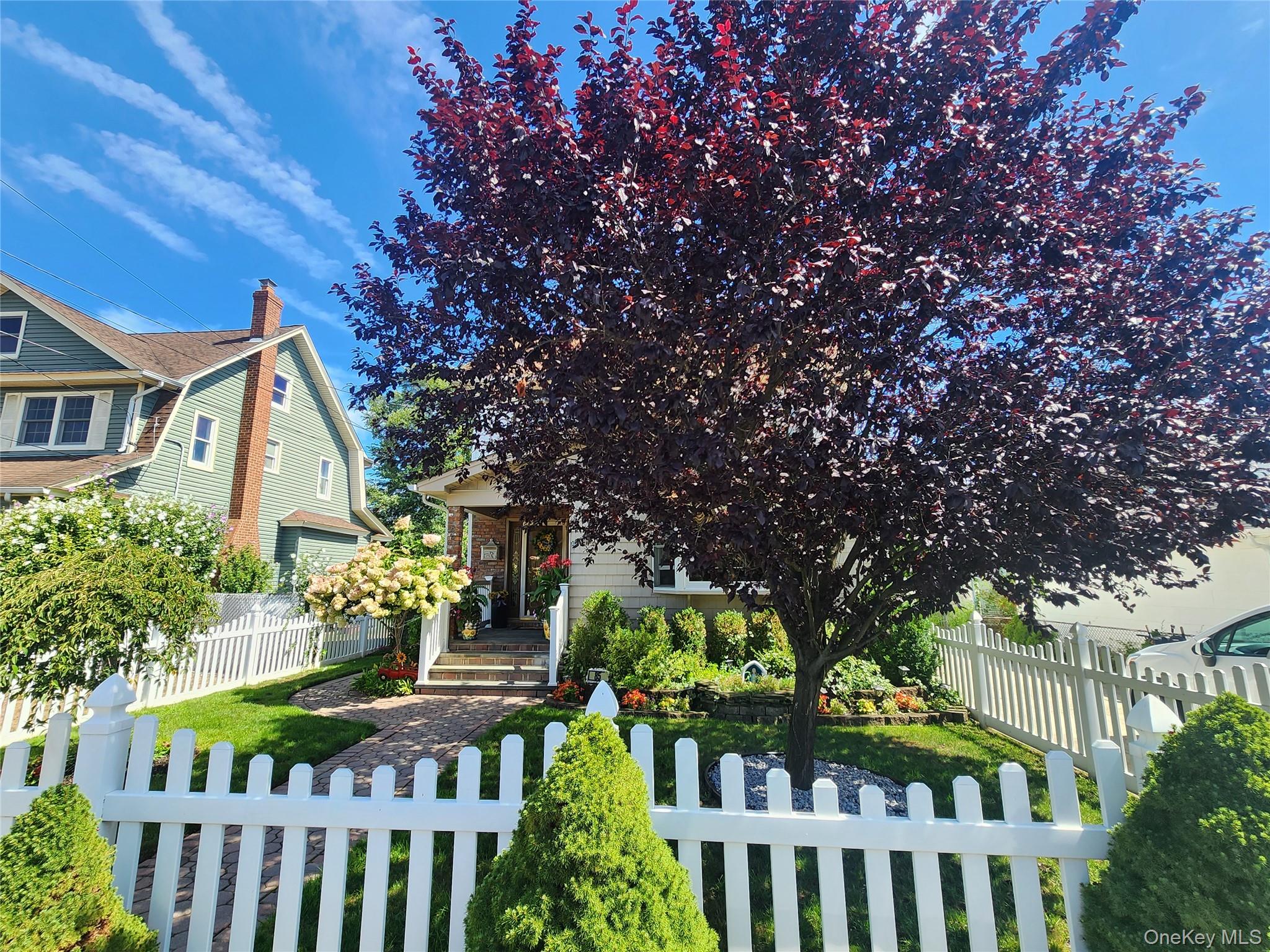 85 Oakland Avenue, Lynbrook, NY 11563