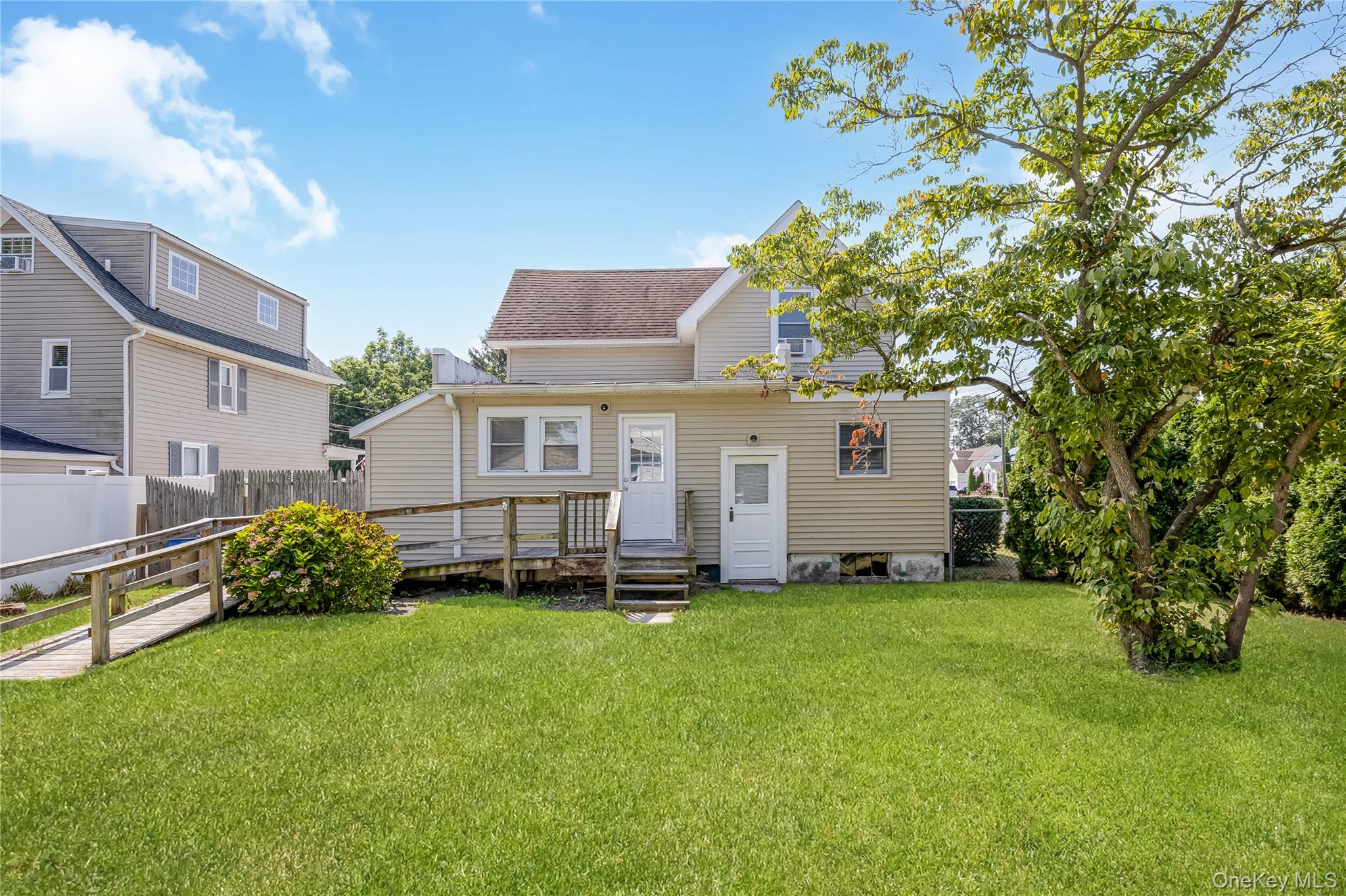 25 1st Street, Islip, NY 11751