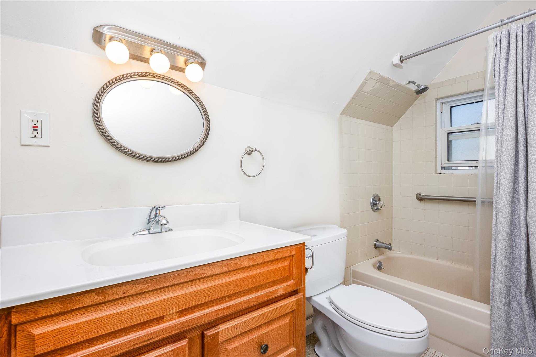 25 1st Street, Islip, NY 11751